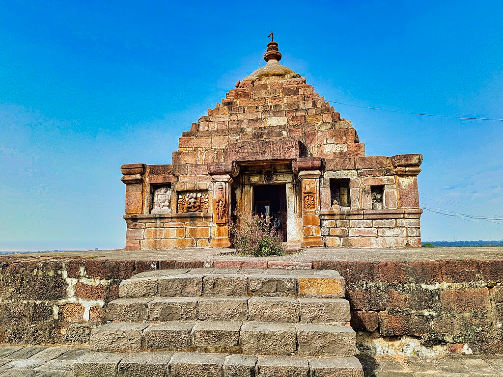 Bhandareshwar Mandir in Vairagad, Gadchiroli district is oneof the seven mandirs attributed to General Harachandra during his tenure at Vairagad Fort.