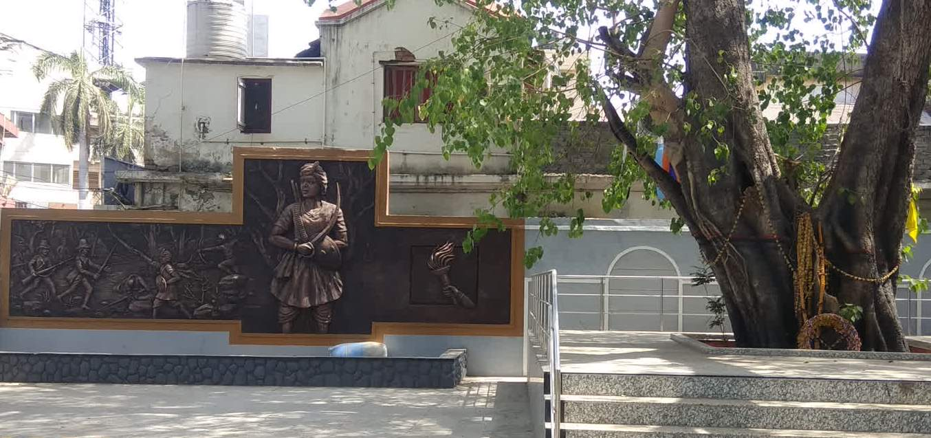 Memorial marking the execution site of Baburao Sedmake, commemorating local resistance during the 1857–58 uprising.