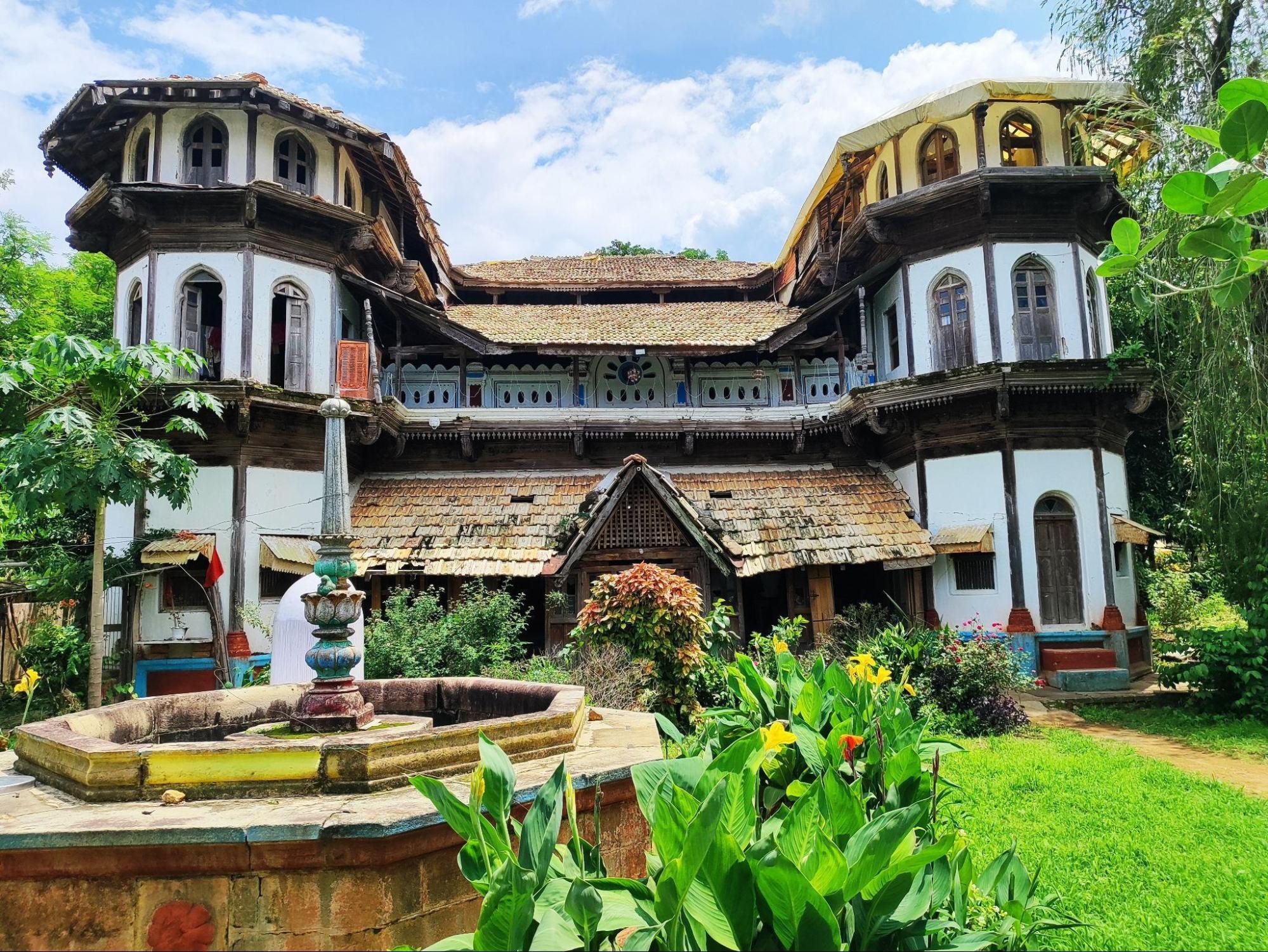 The Doye Wada in Dongargaon, built in the early 1900s. Notice its beautiful hexagonal structure and the details that add to its aesthetic. (Source: CKA Archives)
