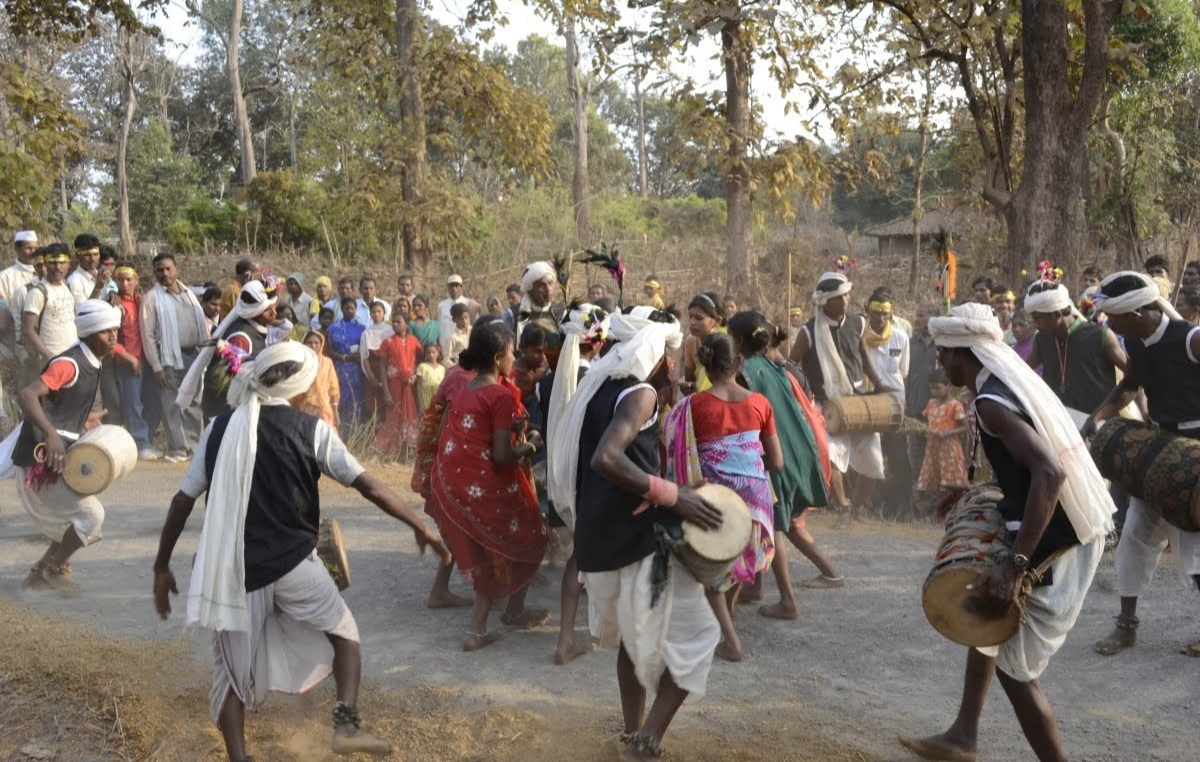 The men and women perform the Gondi dance with their movements and drums in perfect rhythm.[1]