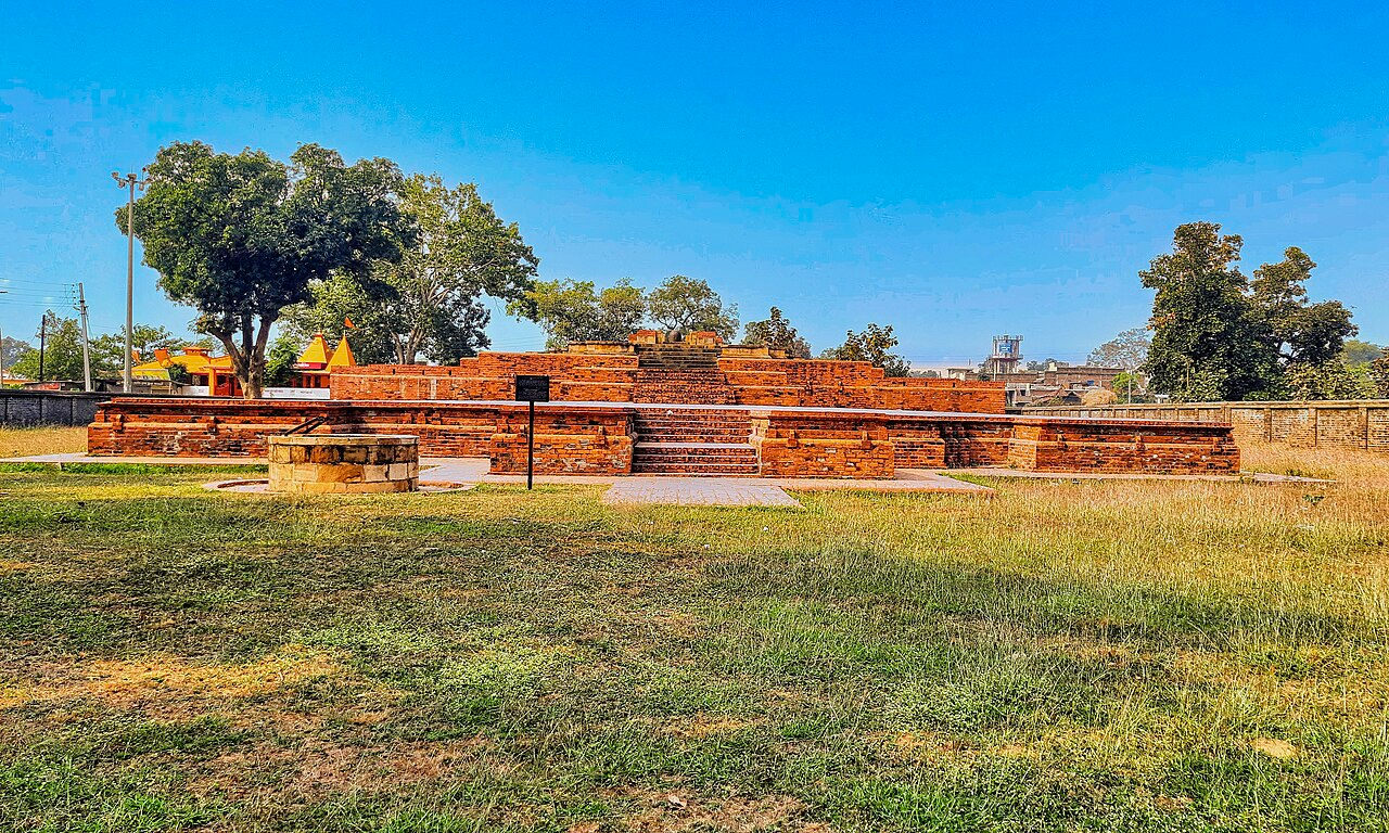 Brick remains of a 5th-century Shiva Mandir at Shenda village, Gondia district, attributed to the Vakataka dynasty. Many note that its architectural style shares similarities with the Mansar temple complex near Nagpur, also built during the Vakataka period. The site, in many ways, offers insights into the early temple architecture in the Vidarbha region.