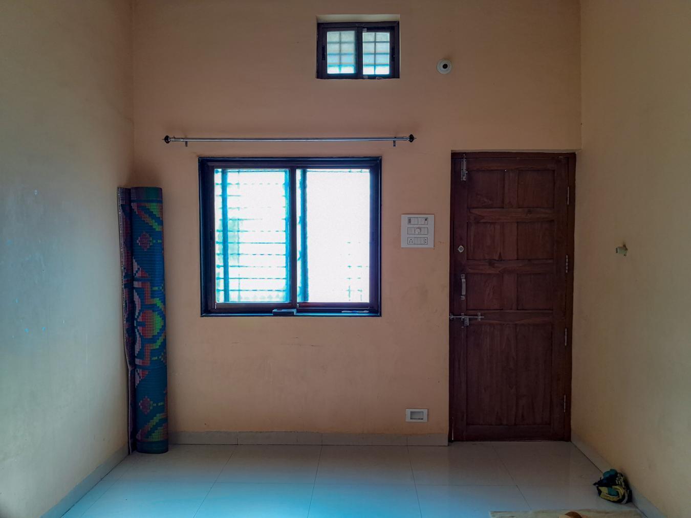 An upper clerestory window, fitted with metal grills and a glass panel, provides ventilation and light. (Source: CKA Archives)
