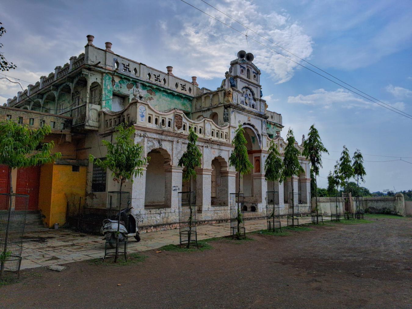 Architectural details of the Gopal Lal Mandir at Gawli Pura, showing a blend of regional and Mughal influences. (Source: CKA Archives)