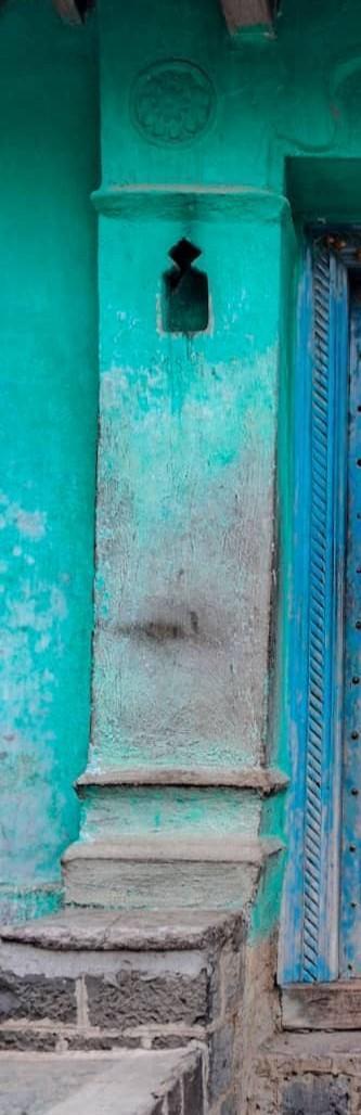 There are decorative pillars on both sides of the main entrance and each of them has a ‘Devali’ carved into them. This space is used to keep clay lamps. (Source: CKA Archives)