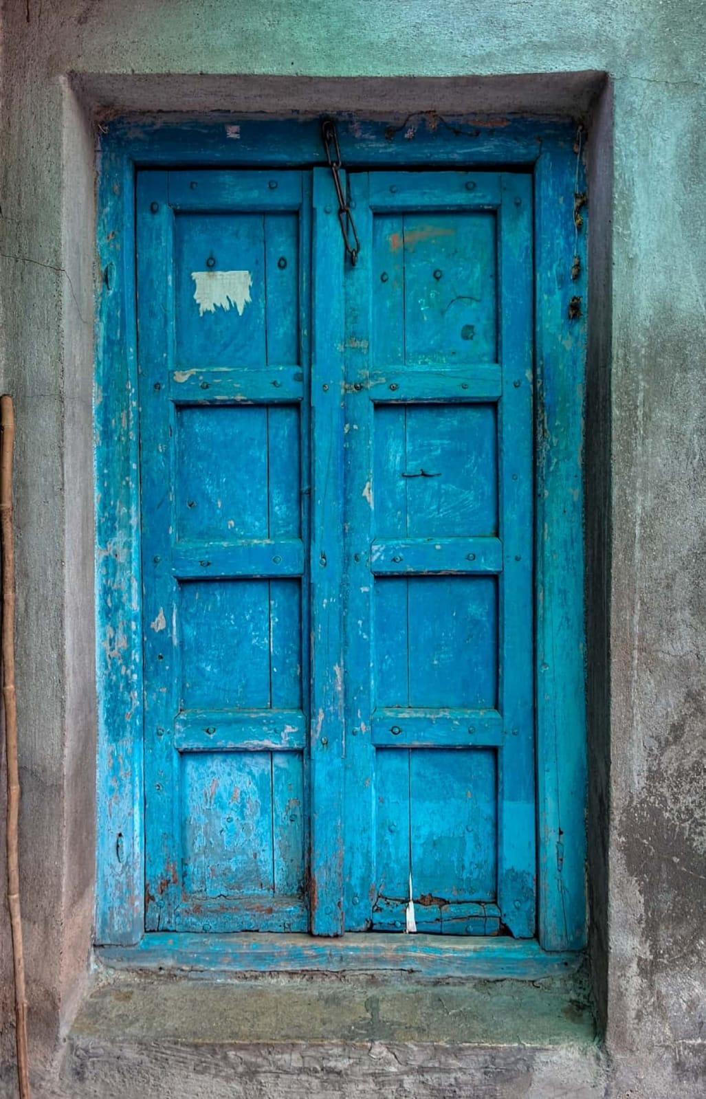 This blue door stands at the entrance of the house and it’s height is of about five feet. (Source: CKA Archives)
