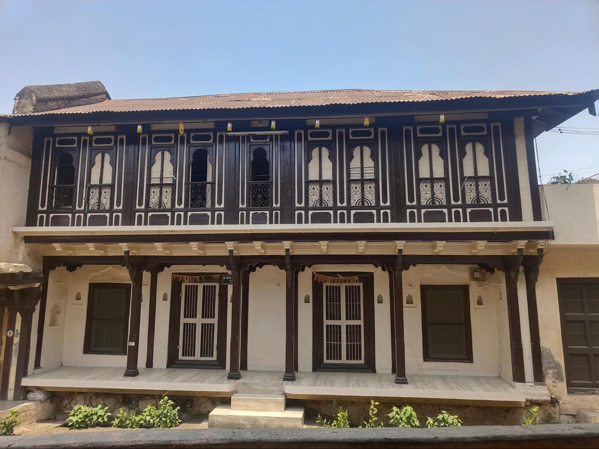 The beautiful facade of the Bharambe Wada of Faizpur. (Source: CKA Archives)