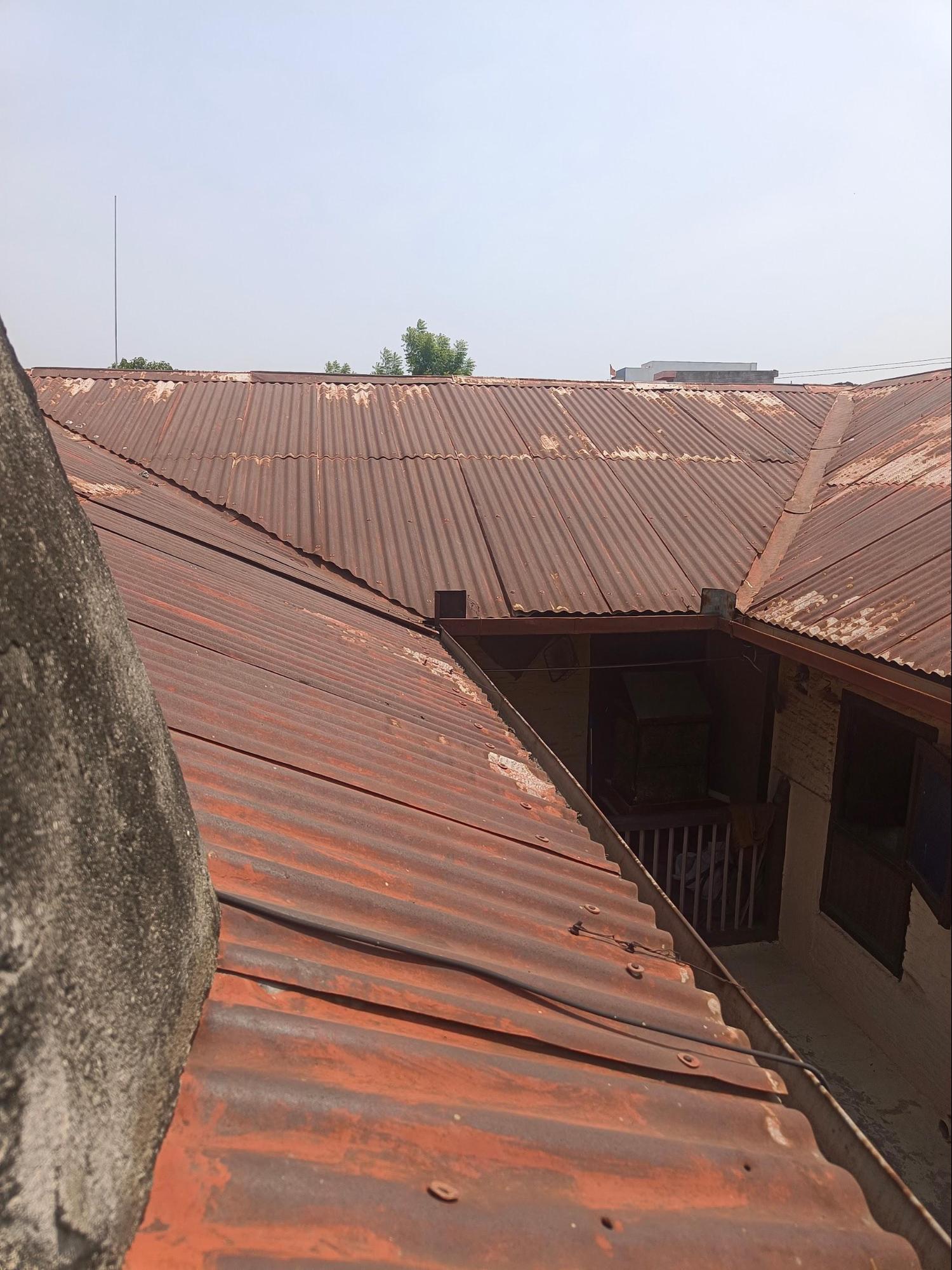 The roof of the Wada sloping inwards toward the courtyard. (Source: CKA Archives)