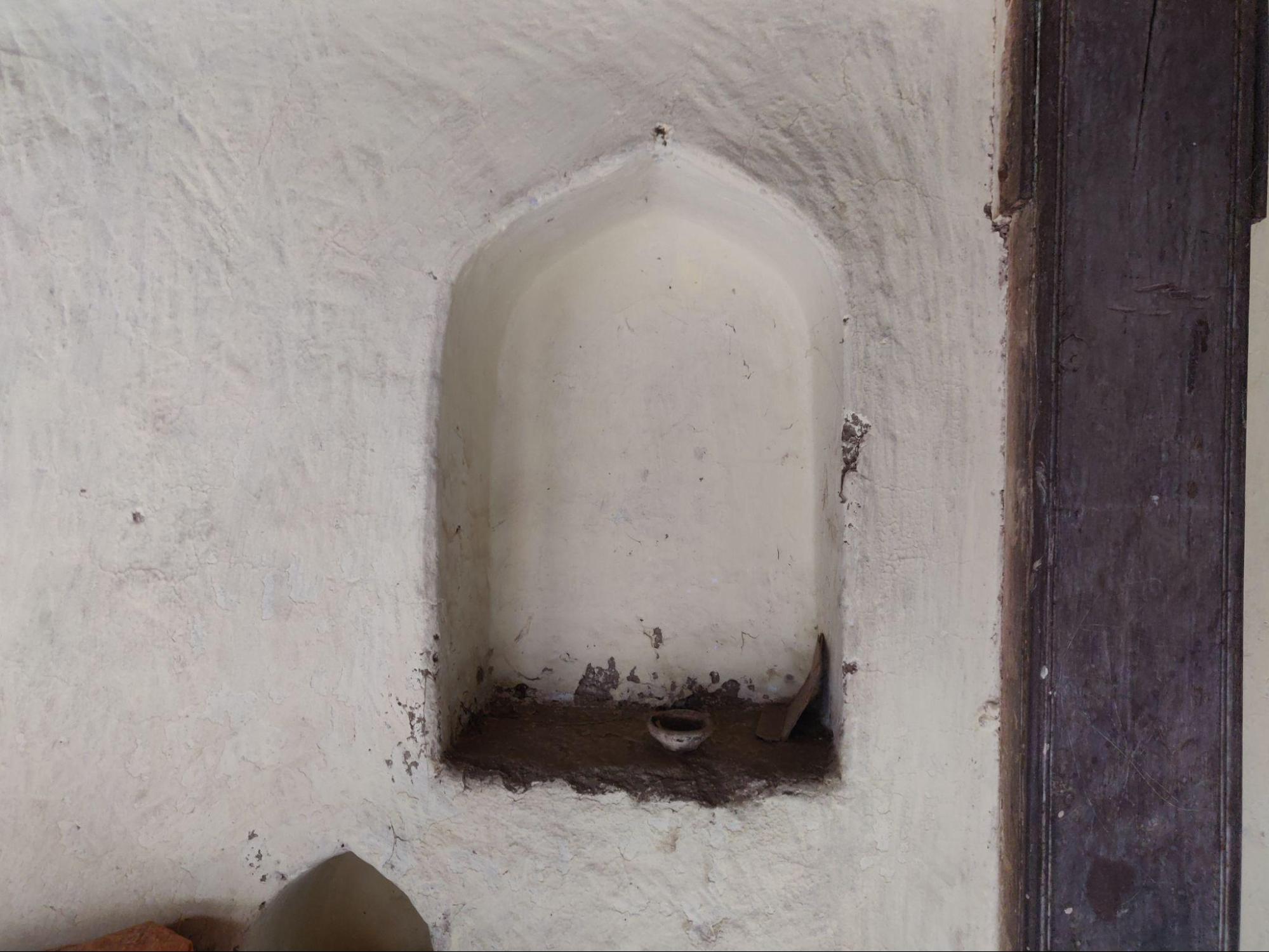 A ‘Devli’, a small niche traditionally used for lighting diyas (oil lamps), has been built into the wall on the staircase. (Source: CKA Archives)