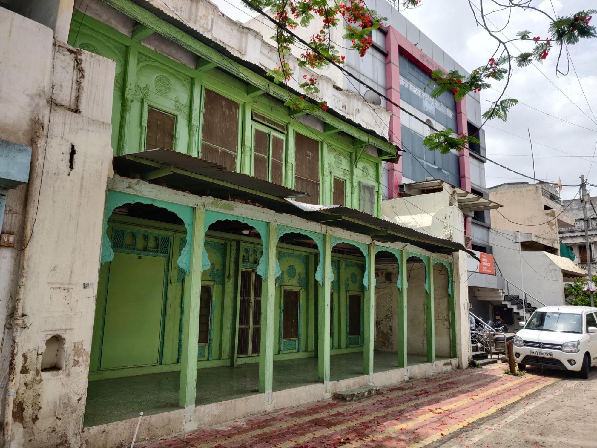 A view of the wada in comparison with a more contemporary construction in the background. The features of both buildings provide an interesting contrast between traditional and modern architectural styles. (Source: CKA Archives)