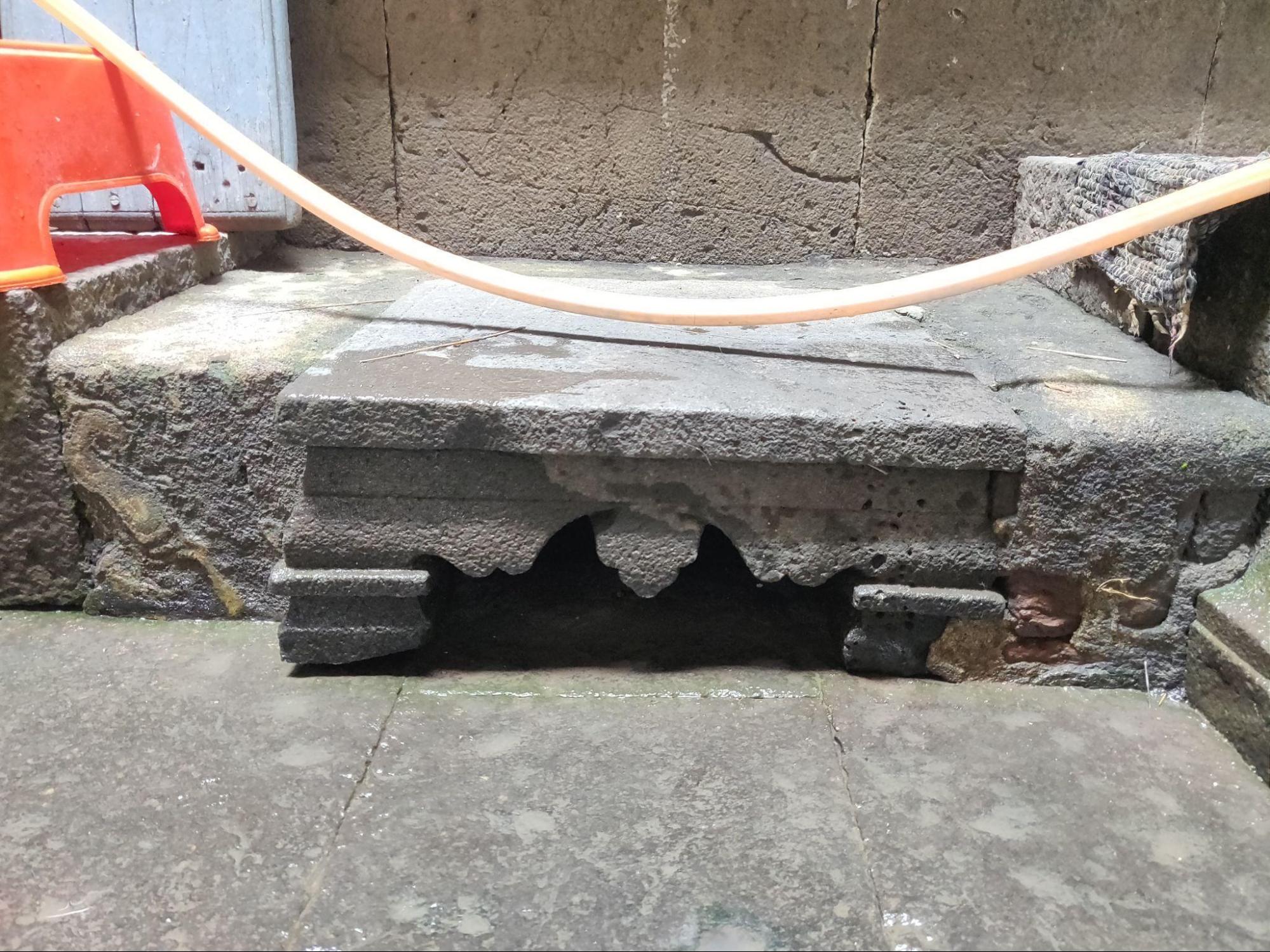 An old stone-carved seat designed specifically for bathing shows how practical elements were crafted with attention to comfort and durability. (Source: CKA Archives)