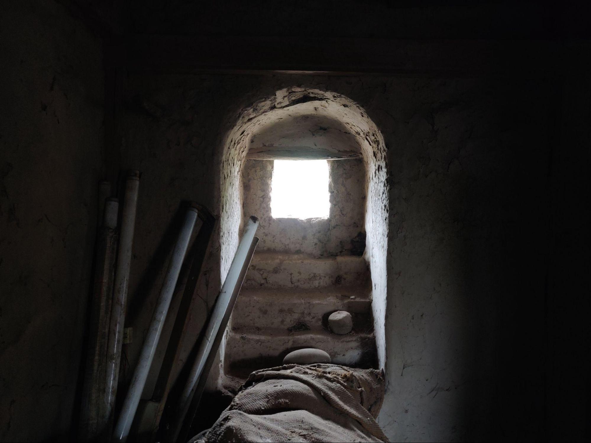 Another example of the stepped window construction showing how the design manages light and visibility. (Source: CKA Archives)