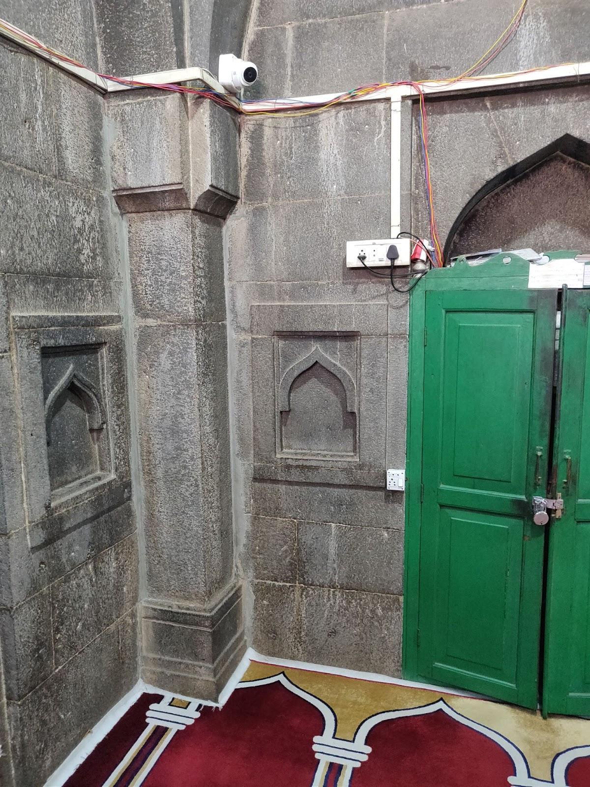 Mughal-era walls of Hamam Khana with Persian inscriptions. (Source: CKA Archives)