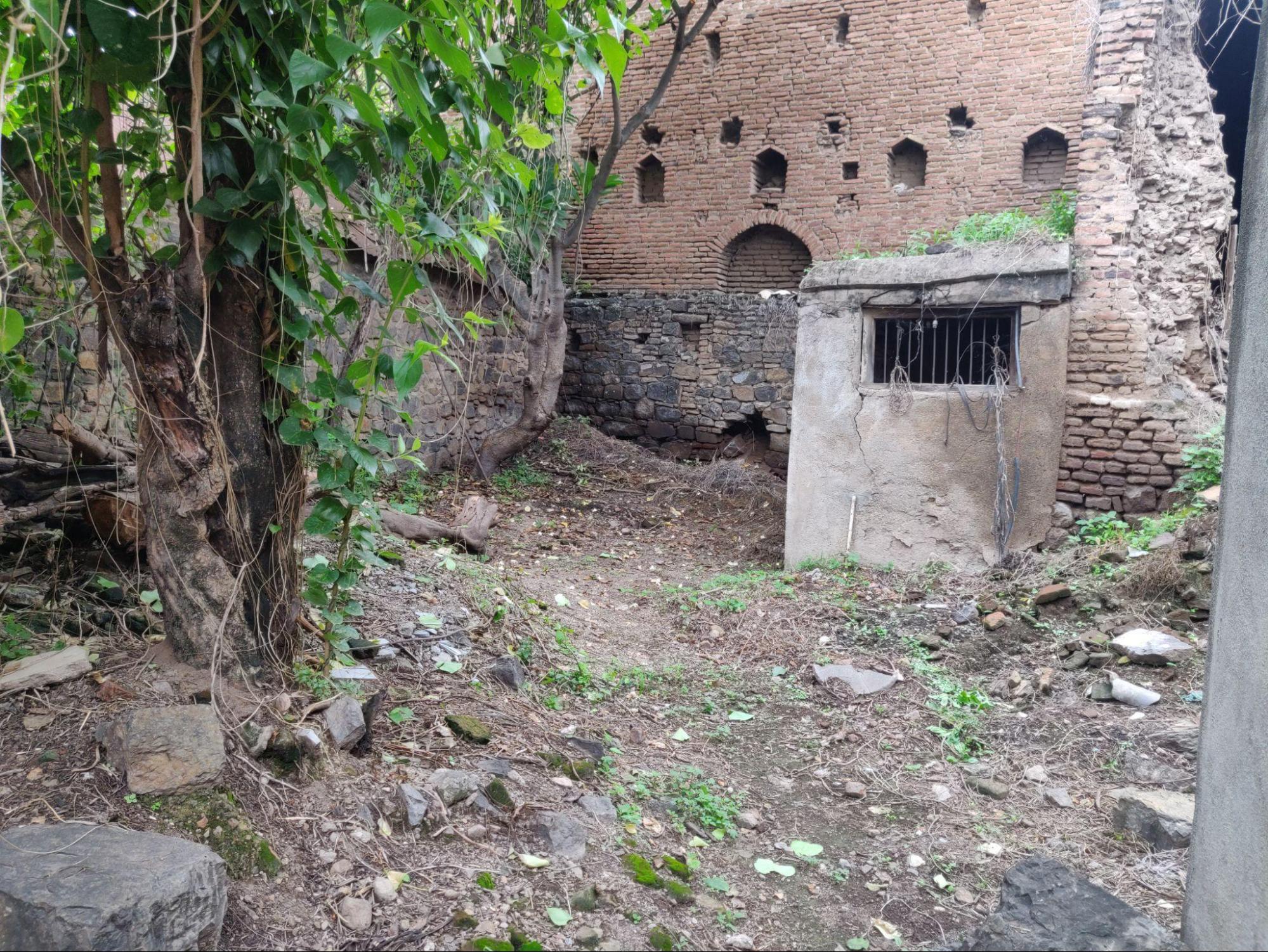 Open area within the wada for housing cows. (Source: CKA Archives)