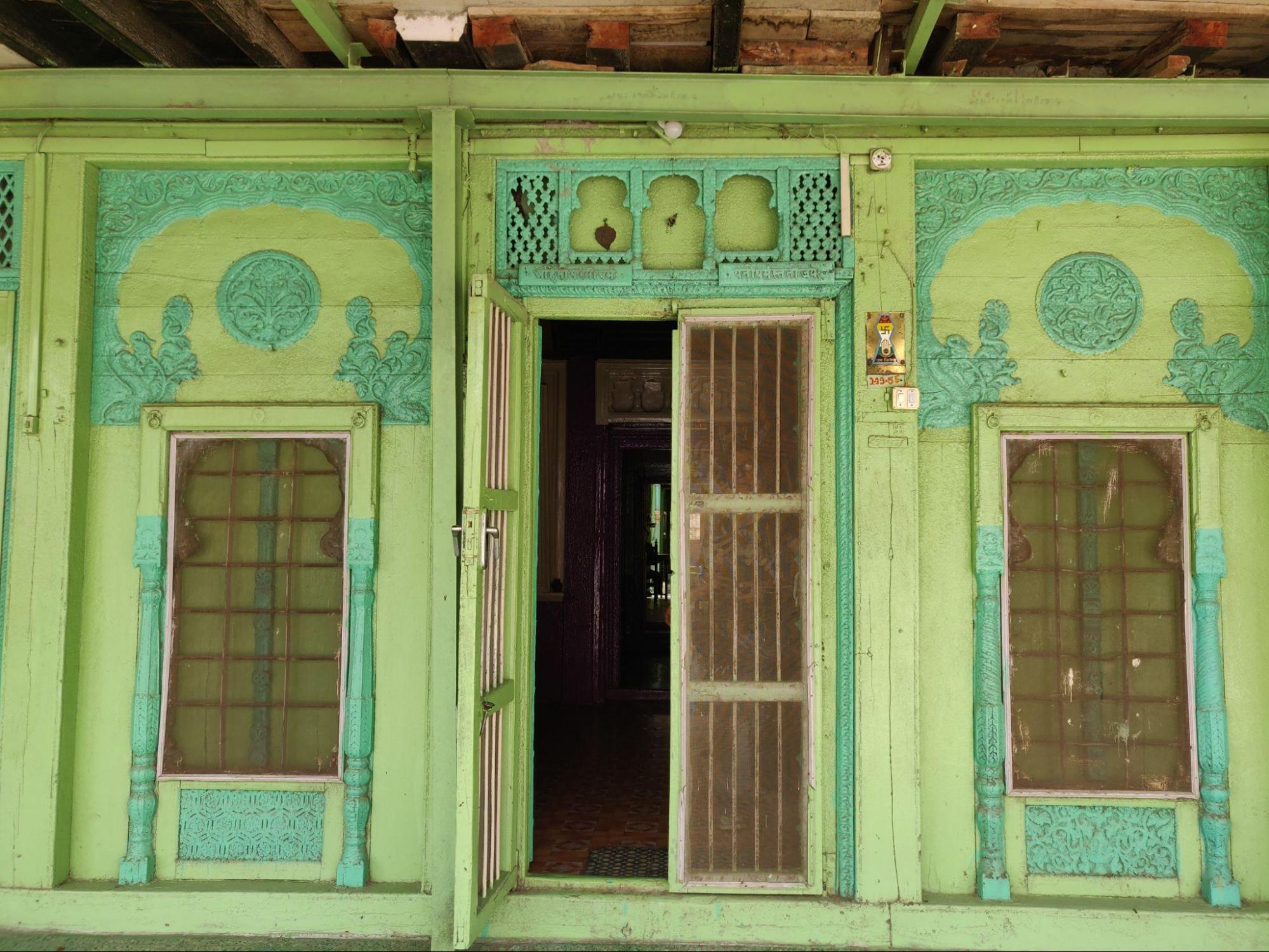 The entrance area shows the color scheme of cool greens and blues that characterizes this wada, reflecting aesthetic preferences of the period. (Source: CKA Archives)