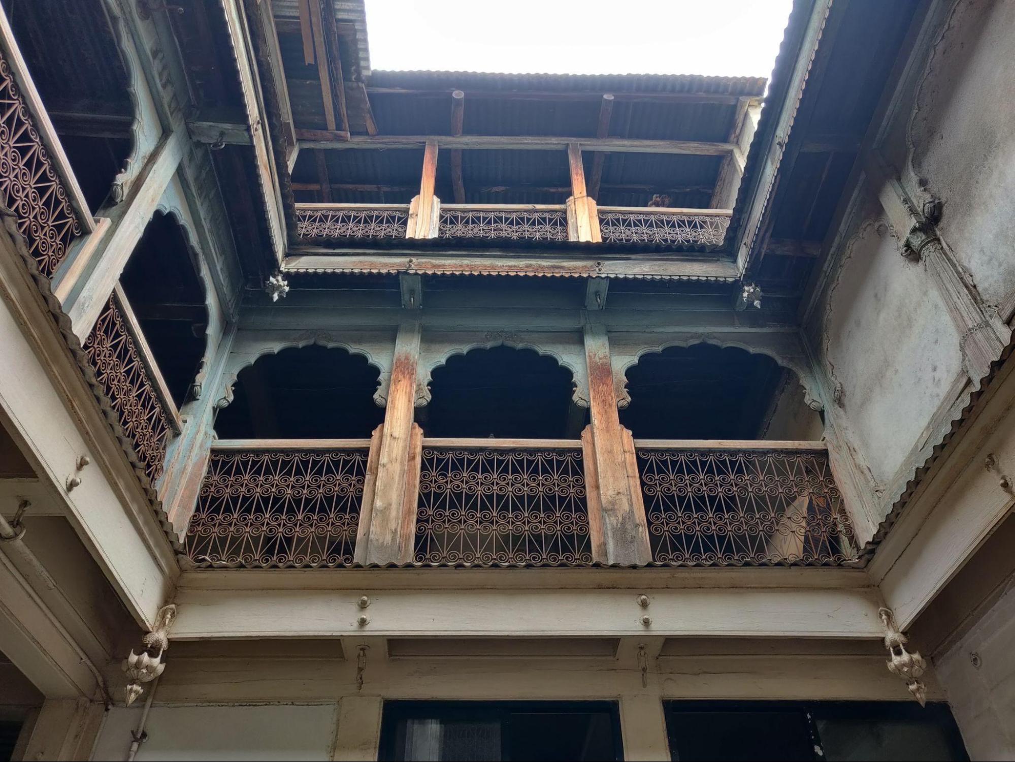 The first courtyard serves as the main communal space of the wada, with rooms opening onto it from all sides. (Source: CKA Archives)