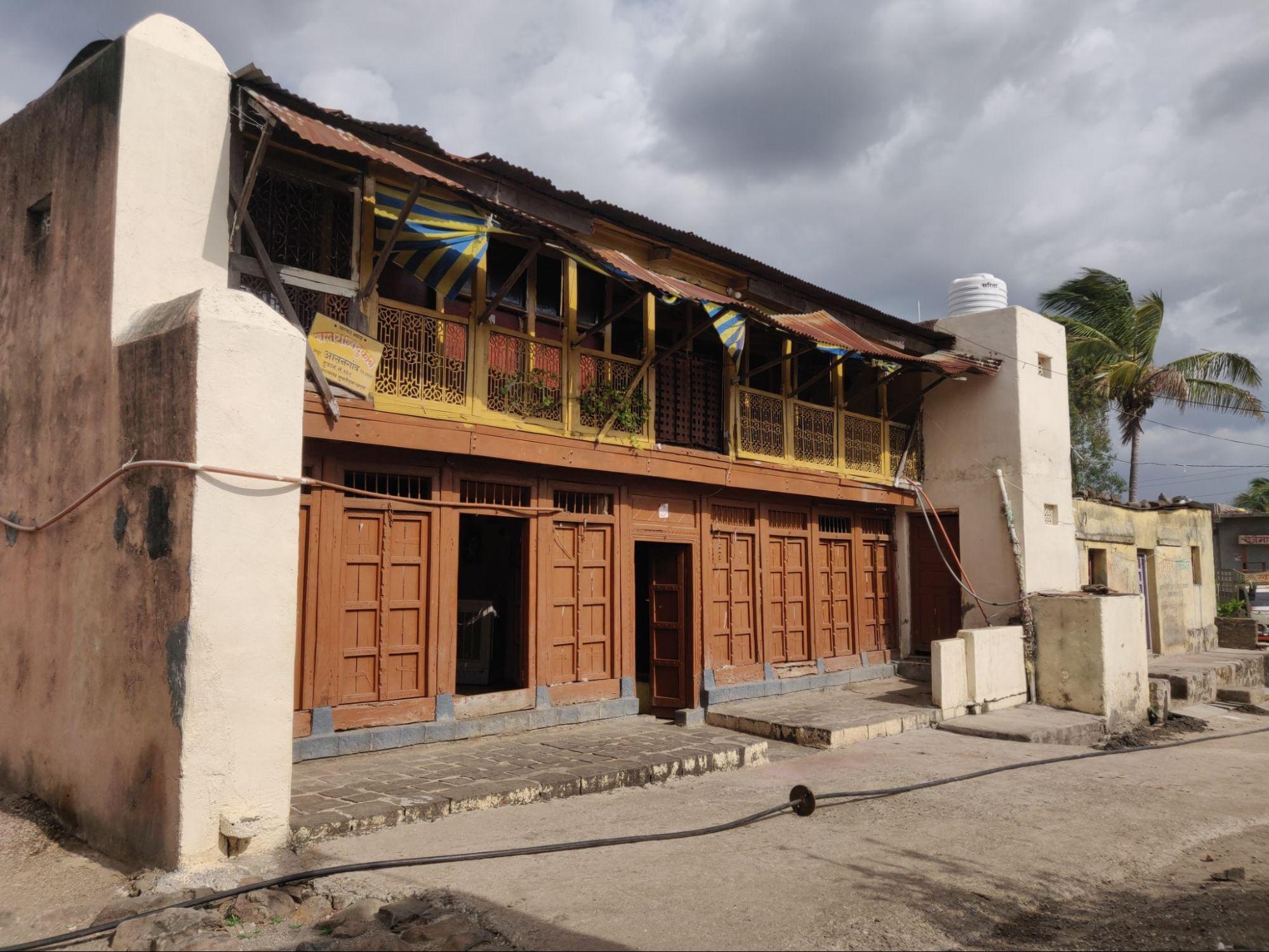 Traditional Malwad house showing square carved stones supporting wooden pillars, a hallmark of Jalna's architecture. (Source: CKA Archives)