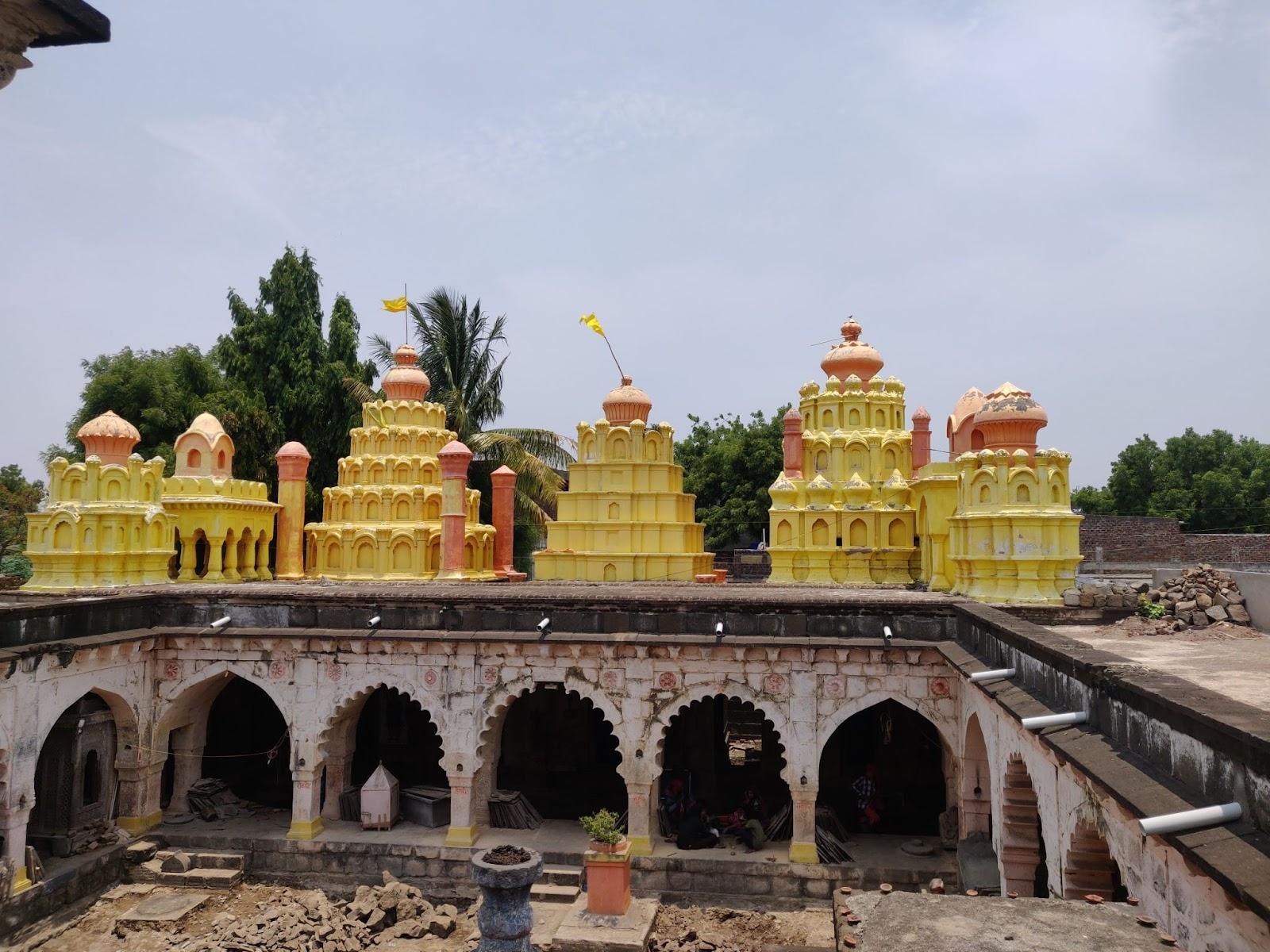 A view of the Mandir complex, notice the Three Shikhars of the Mandirs of Bilkeshwar, Malhari Malasa, and Mahurachi Renuka (Source: CKA Archives)