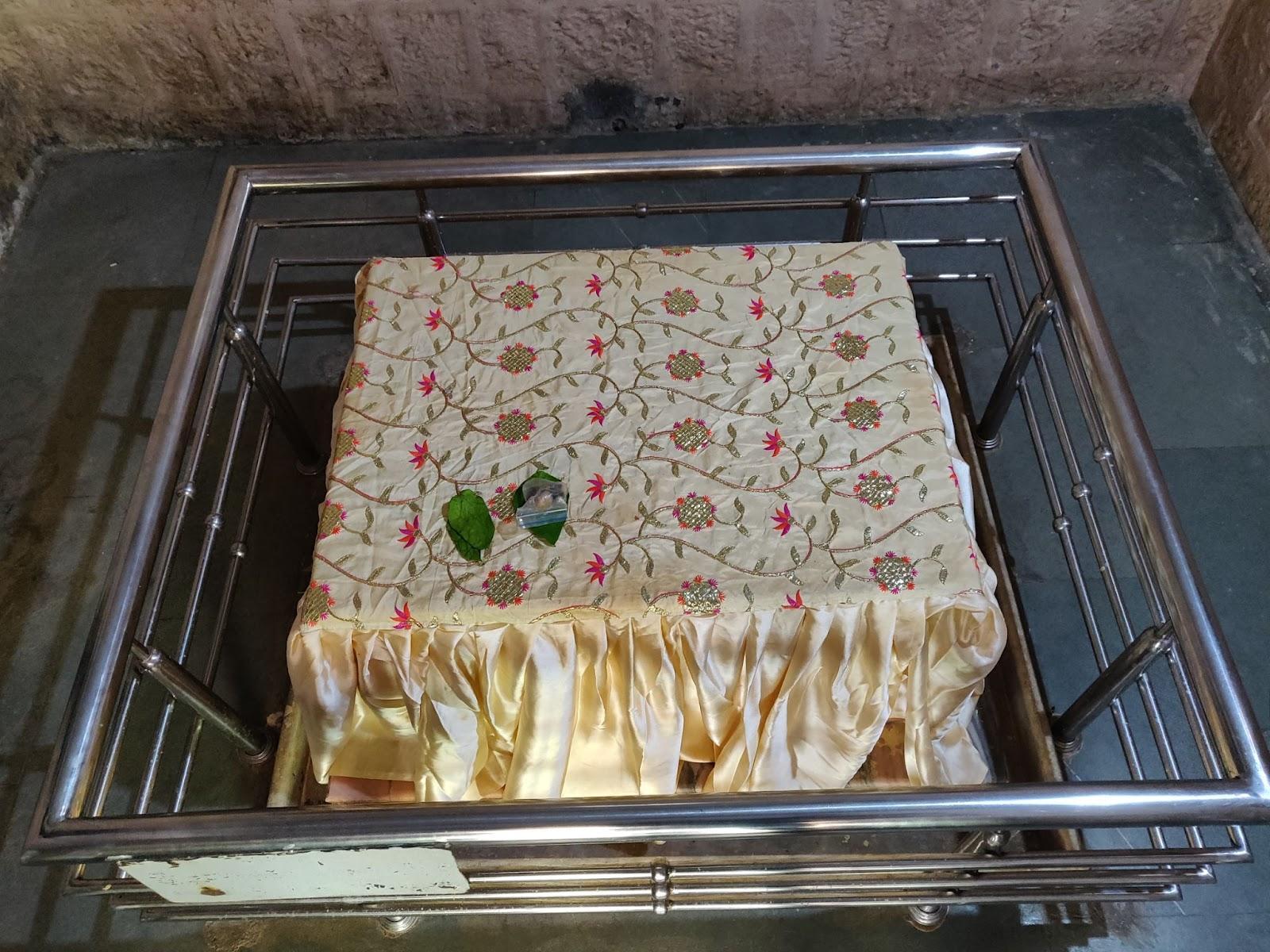 Inside the Garbagruha of the Mandir (Source: CKA Archives)