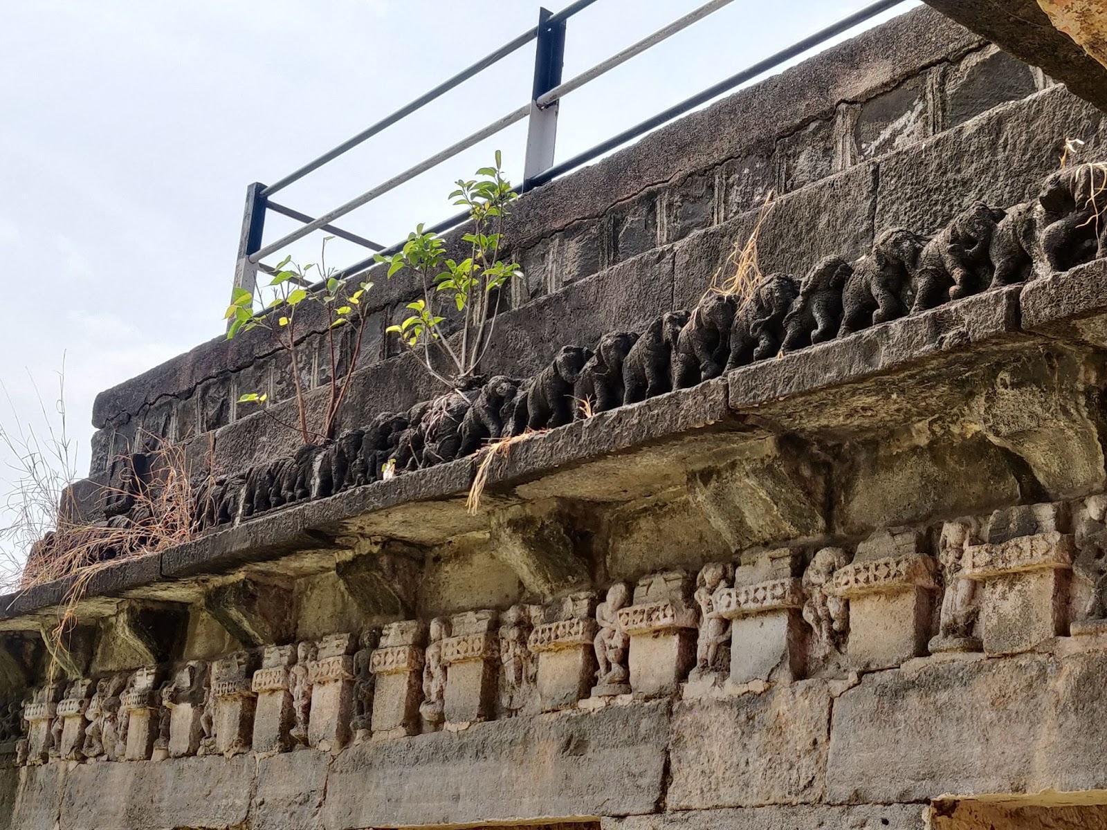 The ceiling with carvings of elephants arranged in a line depicts a scene of war. (Source: CKA Archives)
