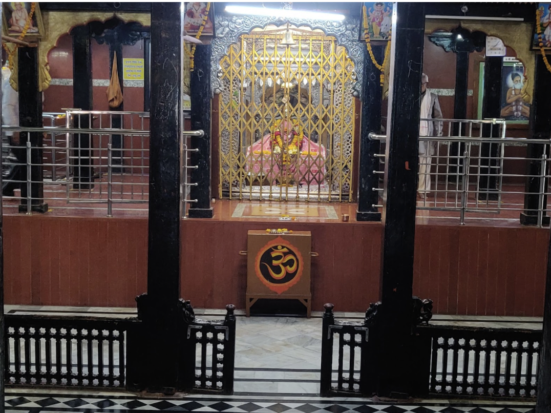 The warrior Mahadji Shinde was a devotee of Anandi Swami from Jalna. When he struggled to win a prolonged battle, a Brahmin from his army heard about Anandi Swami and visited Jalna to explain the situation regarding the war. Anandi Swami instructed him that the entire army should chant "Jai Shree Anandi" before going into battle. The Brahmin conveyed this message to Mahadji Shinde, and the next day, after following these instructions, they won the war. As a result, the king became a devotee and traveled to Jalna to seek Anandi Swami's aashirwad. After waiting for several days, Swami did not grant blessings to Mahadji but instead blessed his son, indicating a shift in power within the kingdom (Source: CKA Archives).