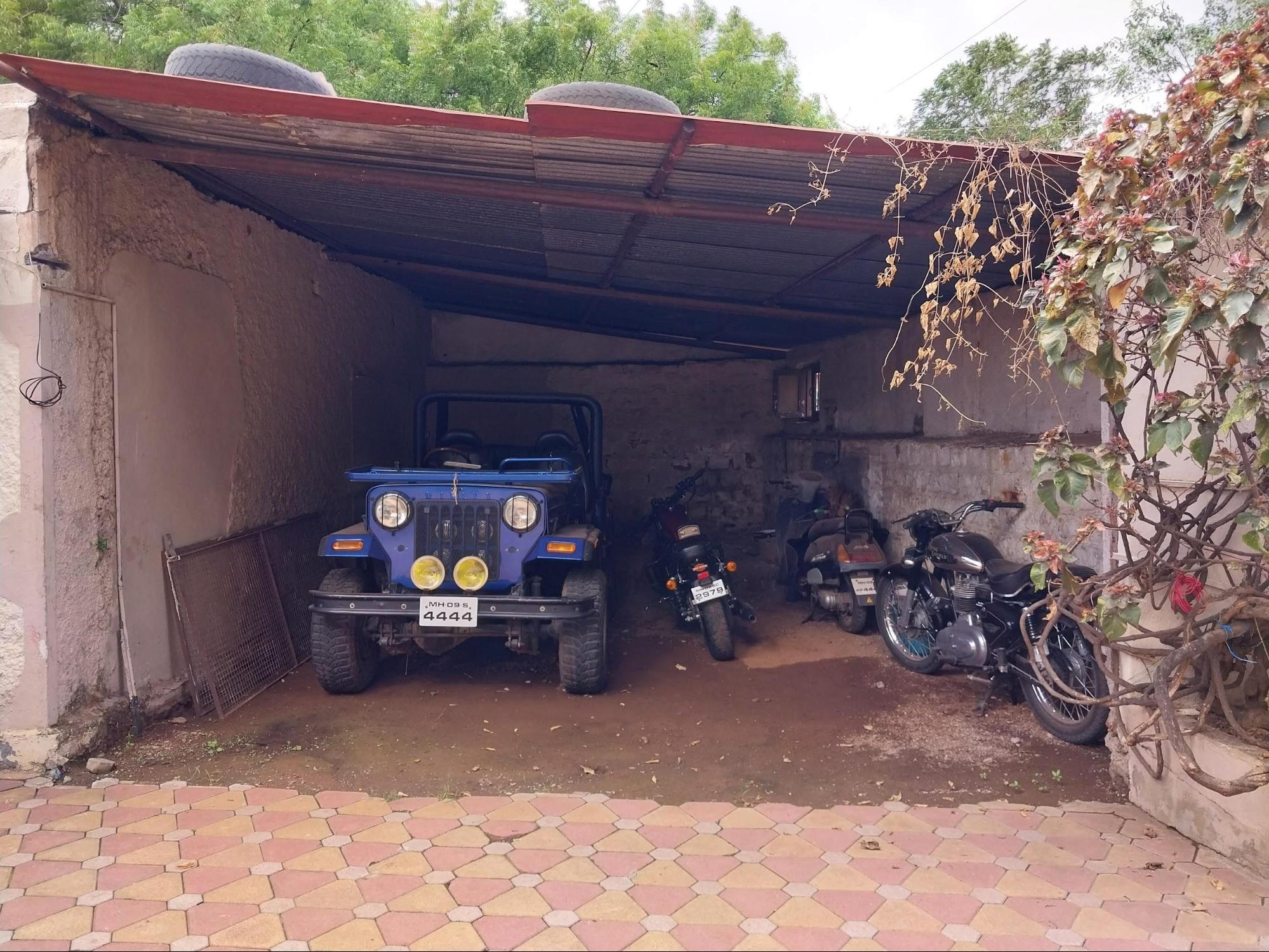 A corner garage at the edge of the front yard provides space for vehicles within the traditional property layout. (Source: CKA Archives)