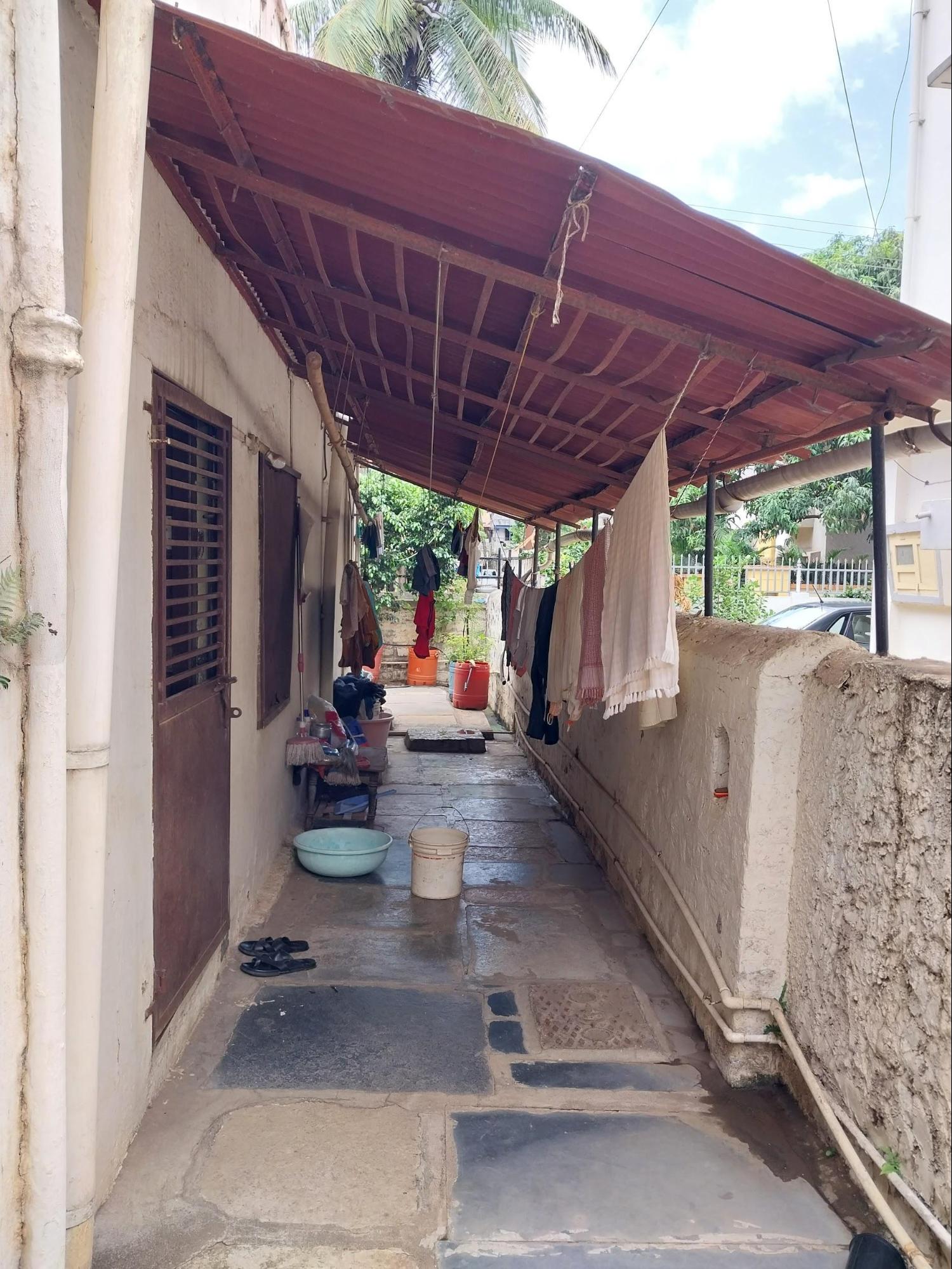 A linear utility area extends along the length of the house adjacent to the kitchen, facilitating service activities away from primary living spaces. (Source: CKA Archives)