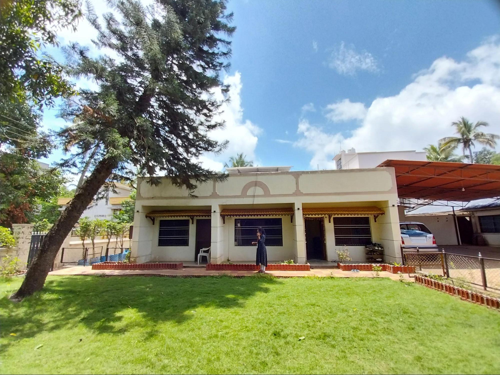 A single-storey residence with a well-maintained front lawn at Datta Galli. (Source: CKA Archives)