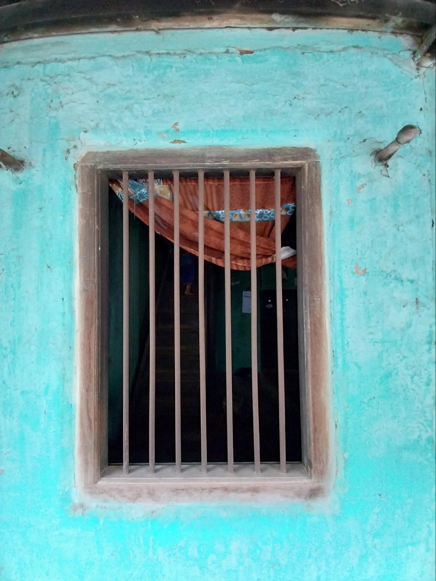Windows with traditional railing (gaj). (Source: CKA Archives)