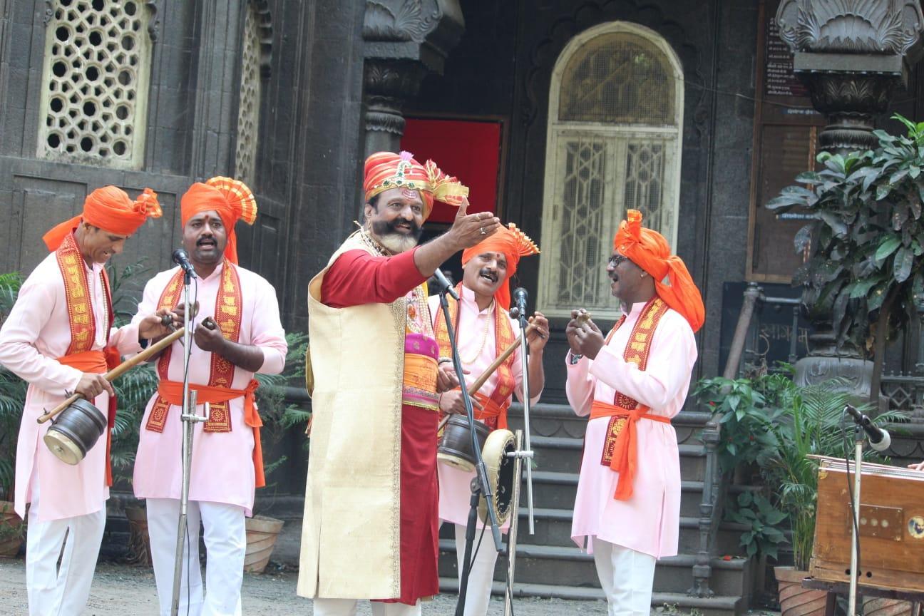 A Shahir performing in Kolhapur, continuing the tradition of Shahiri through the singing of powadas accompanied by folk instruments. Source: CKA Archives