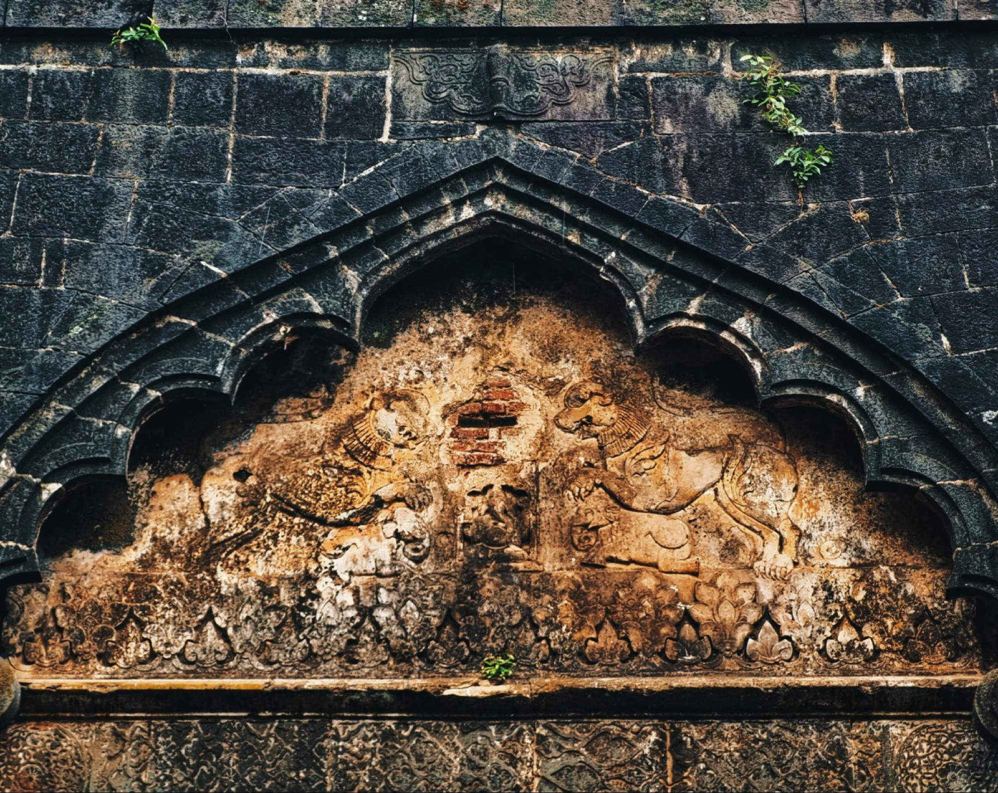 Carving on the bow-shaped arch is referred to as a Sharabh.(Source: CKA Archives)