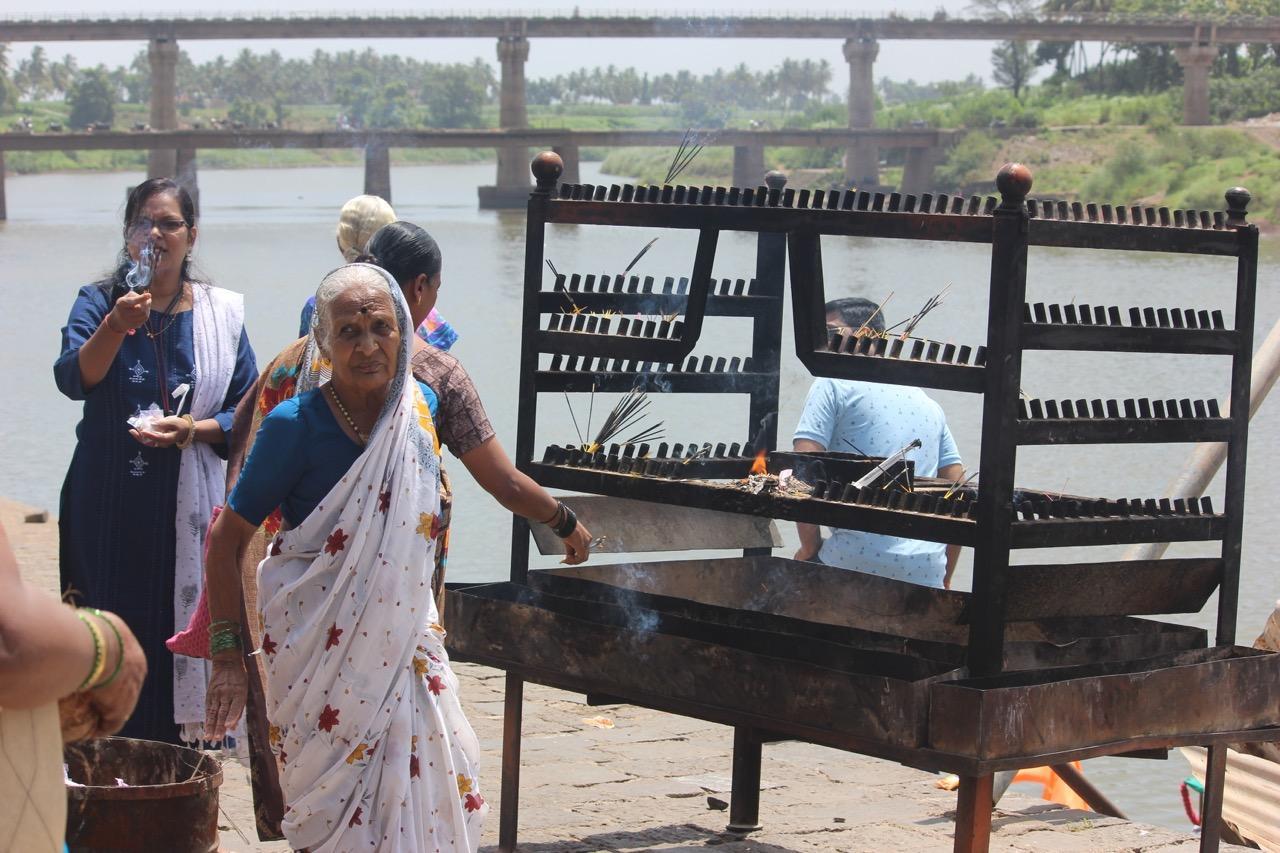 Devotees offering prayers by lighting agarbattis outside the mandir.(Source: CKA Archives)