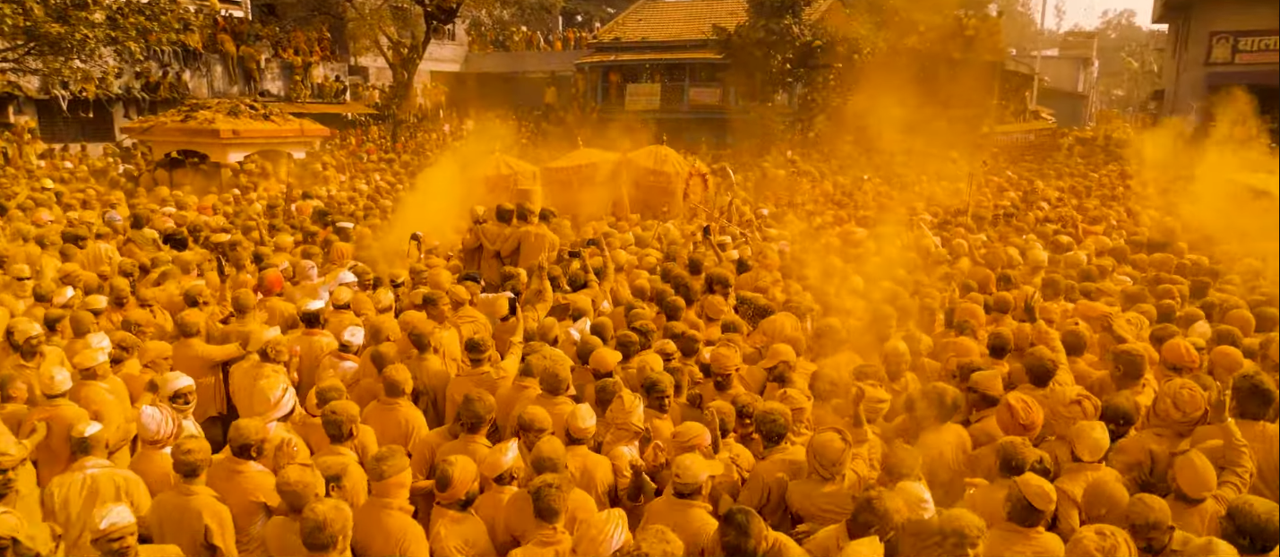 A sea of yellow as bhandara spreads across streets and people[2]