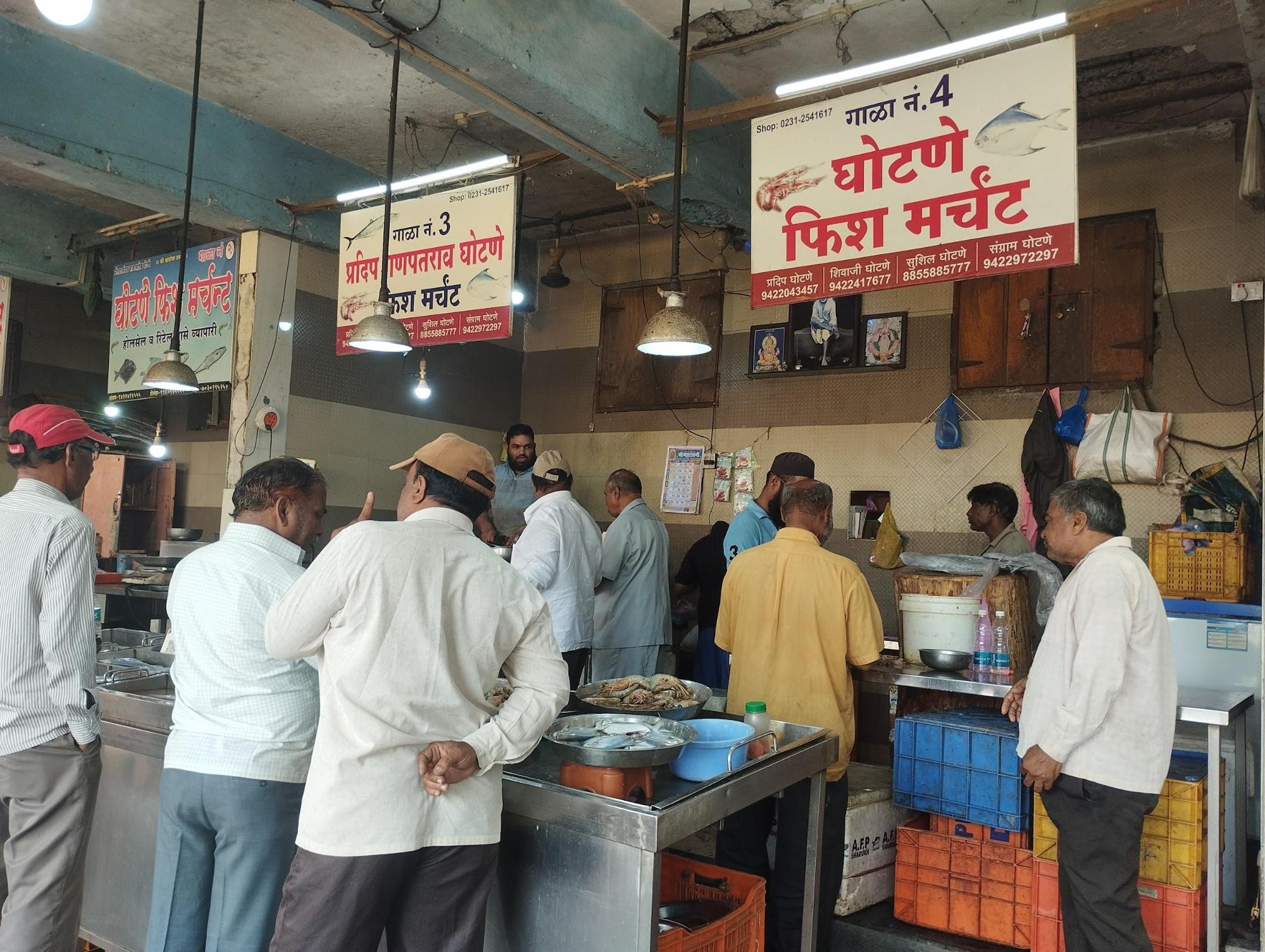 Shoppers crowd around the Ghondhe Fish Merchant stall inside the Mutton Market, a popular spot for fresh seafood (Source: CKA Archives).