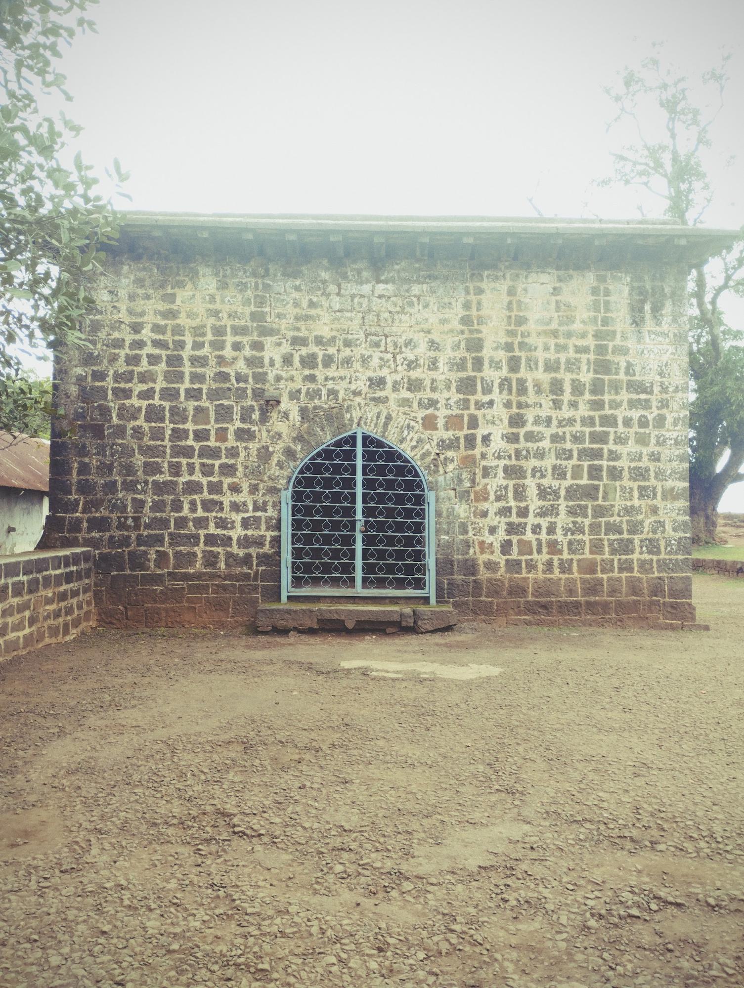 Notably, one of the structures built during the reign of Ibrahim Adil Shah II in the 16th century is the Naikini's Sajja (नायकीनीचा सज्जा). This building on the fort’s eastern ramparts served as a residence for female performers (kalavantin) who entertained the royal court. (Source: CKA Archives)