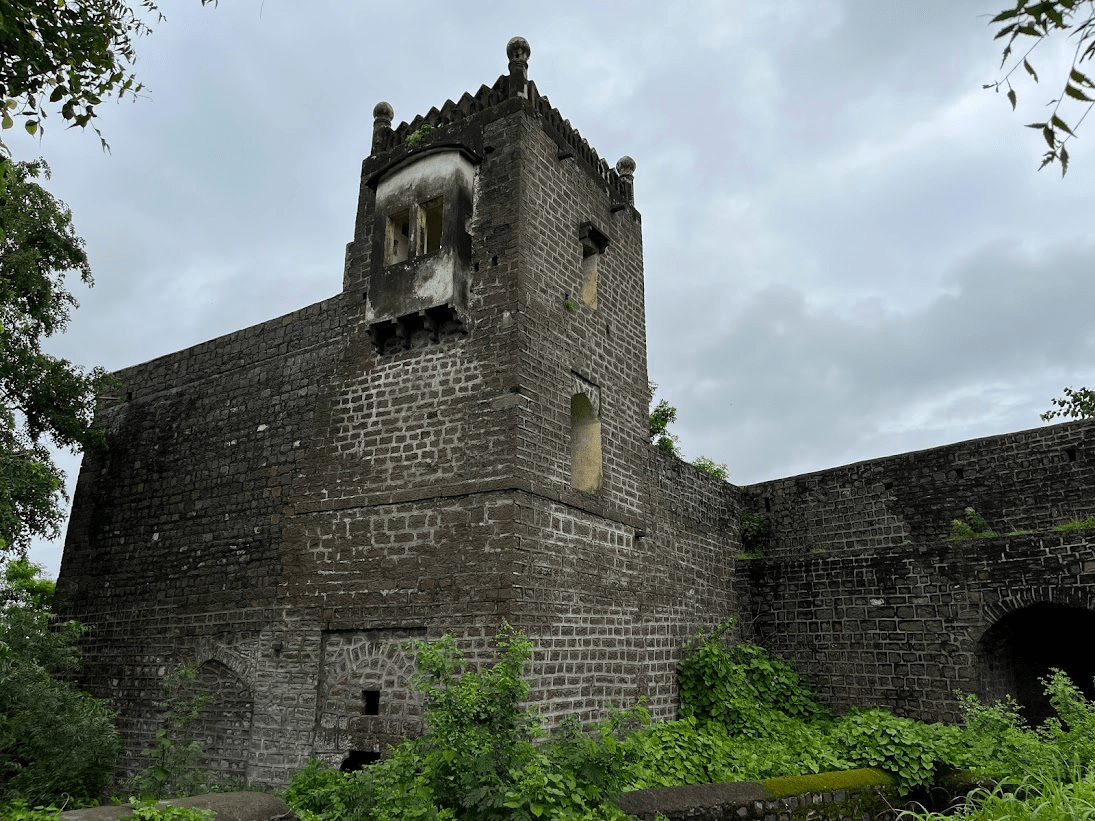 A small viewing window embedded in the outer wall of Udgir Fort. Such openings were likely used for surveillance and ventilation. (Source: CKA Archives)