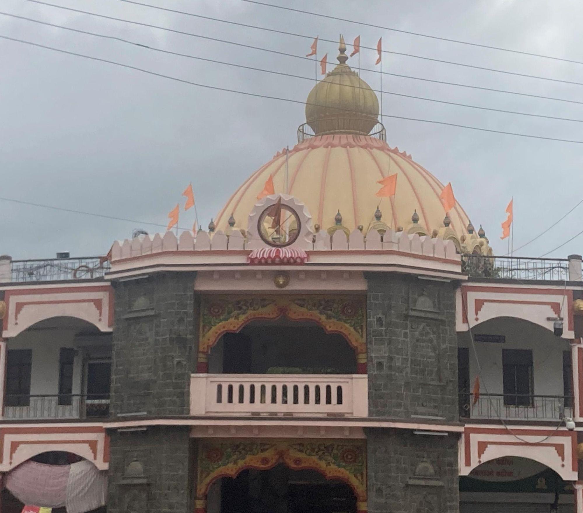 Dome of the Jagdamba Mandir, located at the center of Latur’s Ganj Golai market. The mandir forms the core of a circular town plan, with roads radiating outward from the Mandir complex. (Source: CKA Archives)