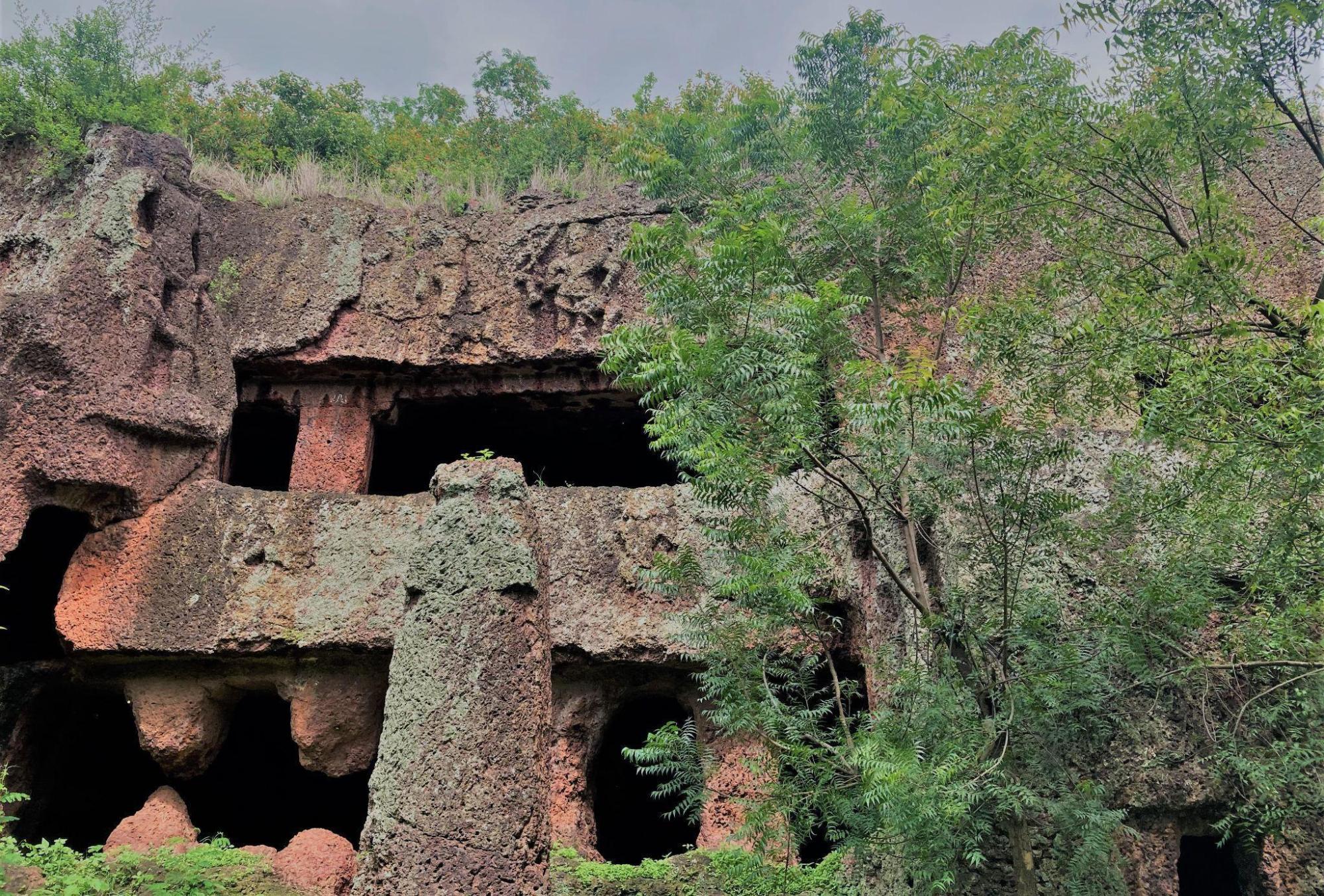 Exterior view of a rock-cut cave at Kharosa, Latur district, built during the Chalukya period (6th century CE). Visible on the facade is a carved yaksha, a guardian spirit common in early Indian religious architecture. (Source: CKA Archives)