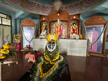 A 9-foot, 9-tonne black marble shivling placed within the sabhamandap of the Satya Sai Baba Mandir, Latur.The shivling forms the spiritual focal point of the mandir, especially during Shravan Somwars, when large numbers of devotees gather at the site. (Source: CKA Archives)