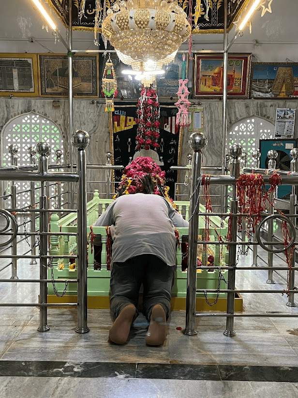 A man bowing at the inner shrine of the Hazrat Surat Shah Wali Dargah.(Source: CKA Archives)