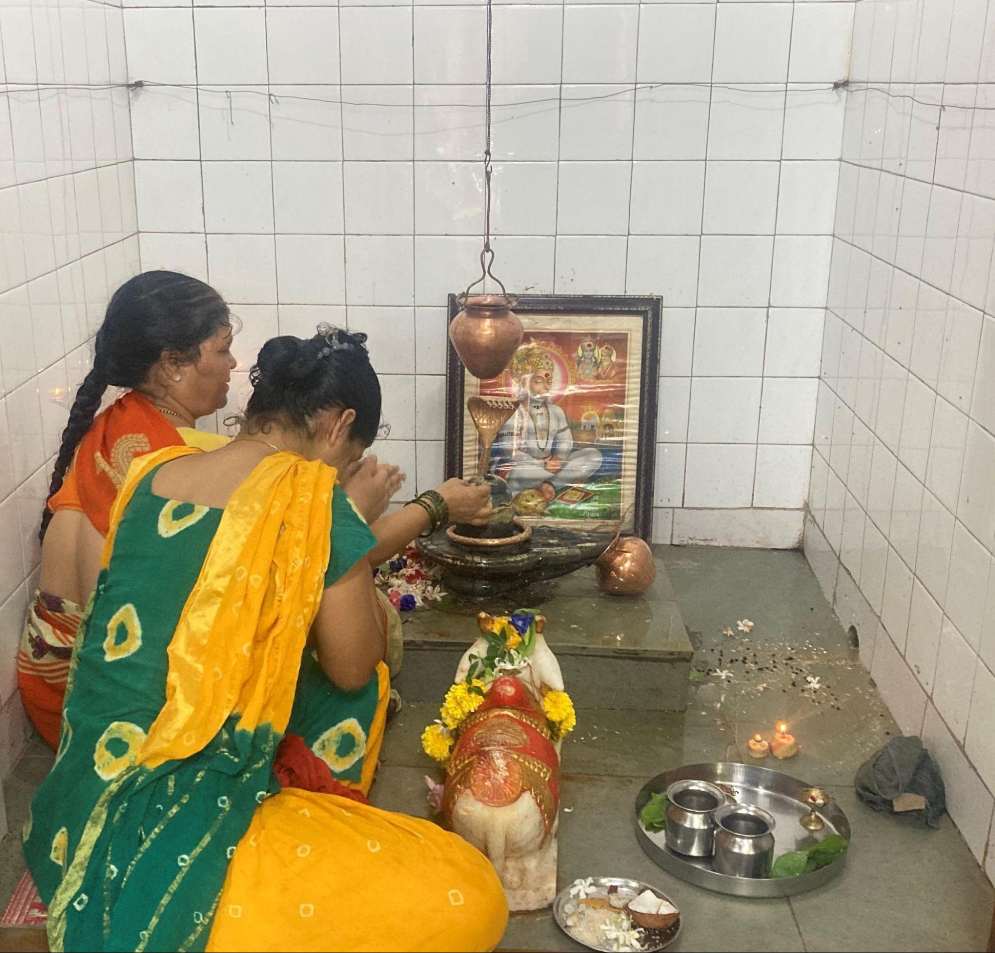 Devotees gathered around the Shivling at Nagareshwar Mandir.Nandi, the vahan of Bhagwan Shiv, is positioned directly in front. (Source: CKA Archives)