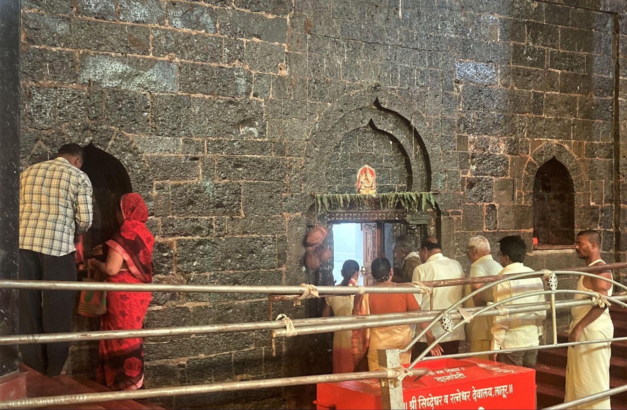 Devotees queue for darshan at Siddheshwar Ratneshwar Mandir. Rituals and offerings continue daily, with larger crowds gathering during major festivals like Mahashivratri. (Source: CKA Archives)
