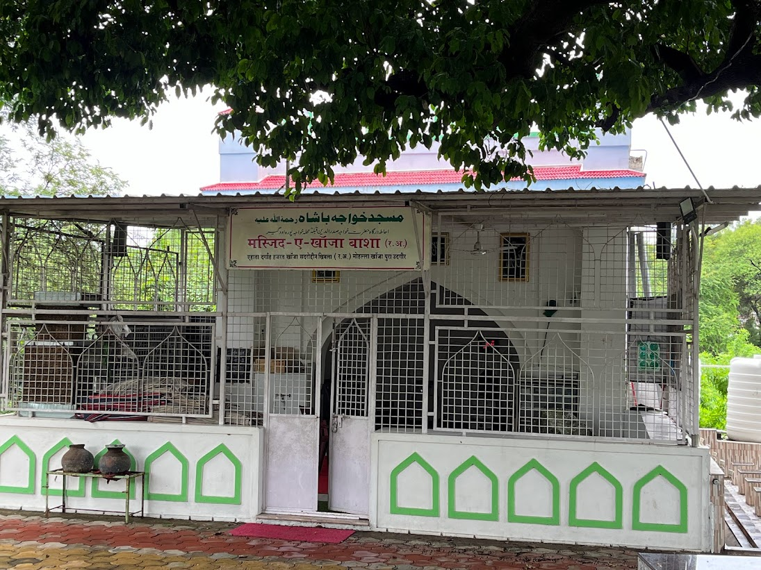 Masjid-e-Khwaja Basha in Udgir.The adjoining dargah is considered the largest in the area and hosts the annualUrusfestival. (Source: CKA Archives)