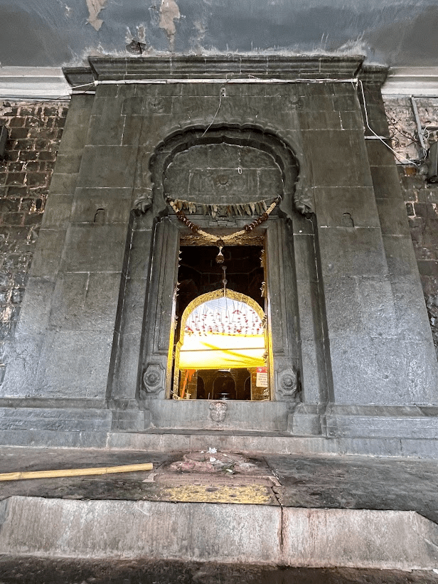 Siddheshwar Ratneshwar Mandir is described in the Osmanabad District Gazetteer (1972) as one of the most important mandirs in the region. It is believed to have been built during the reign of King Tamradhwaj of the Haihaya dynasty. The stone structure, made from locally quarried Pashan Pathar, was likely restored in 1910. (Source: CKA Archives)