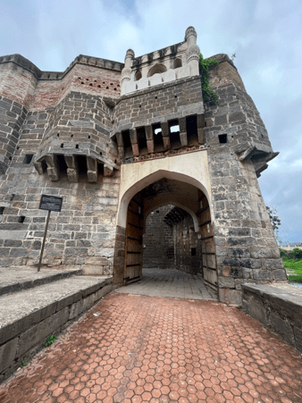 The imposing entrance to Ausa Fort, located in Ausa taluka, Latur district. Believed to have been in use since at least the 14th century, with later modifications under the rule of Bahmani and Ahmadnagar Sultanates.(Source: CKA Archives)