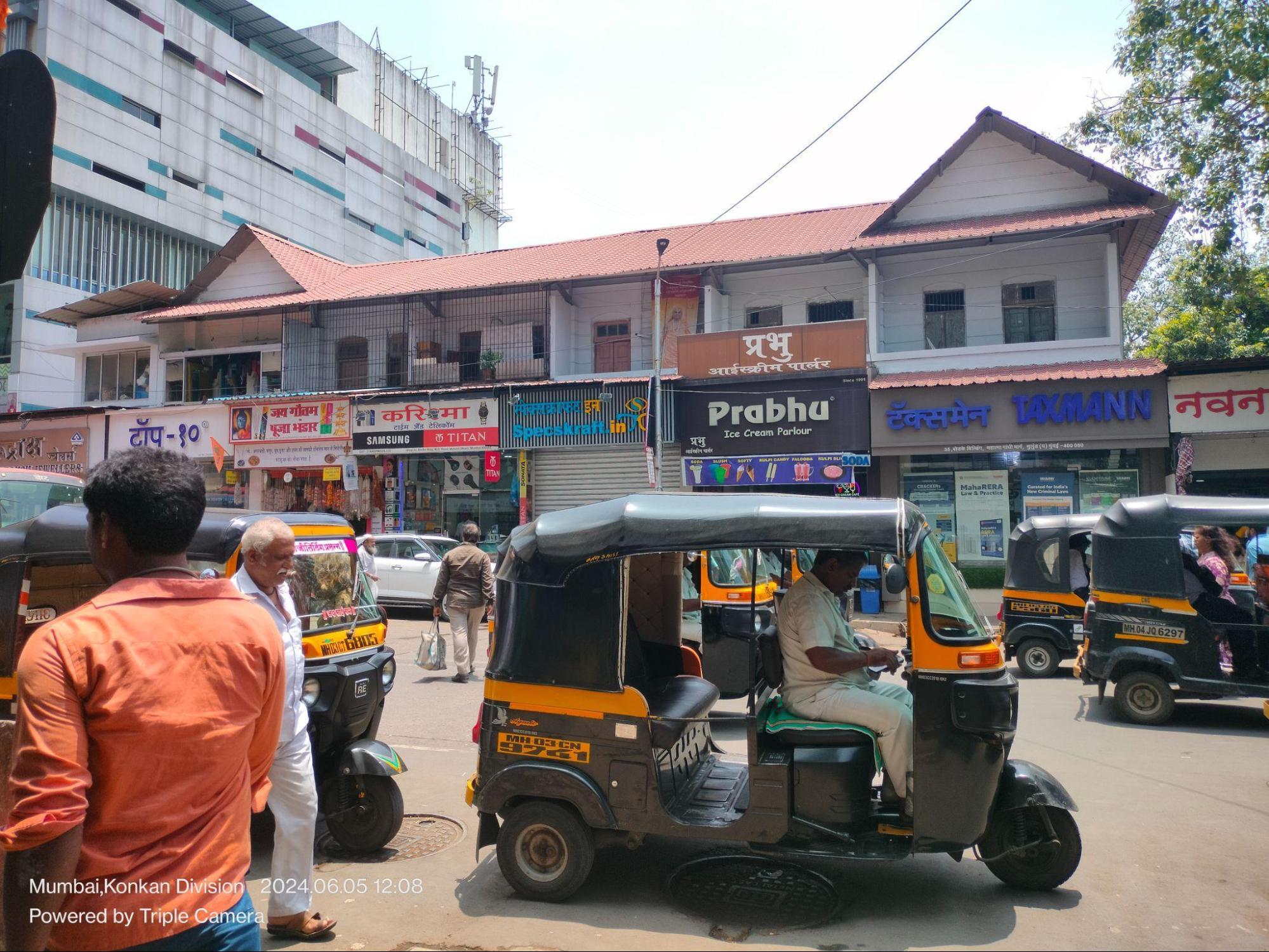 A view of an old residence near Mulund Station (W), partially obscured by market activity. The structure sits within a planned grid of lanes, typical of early 20th-century suburban layouts. (Source: CKA Archives)
