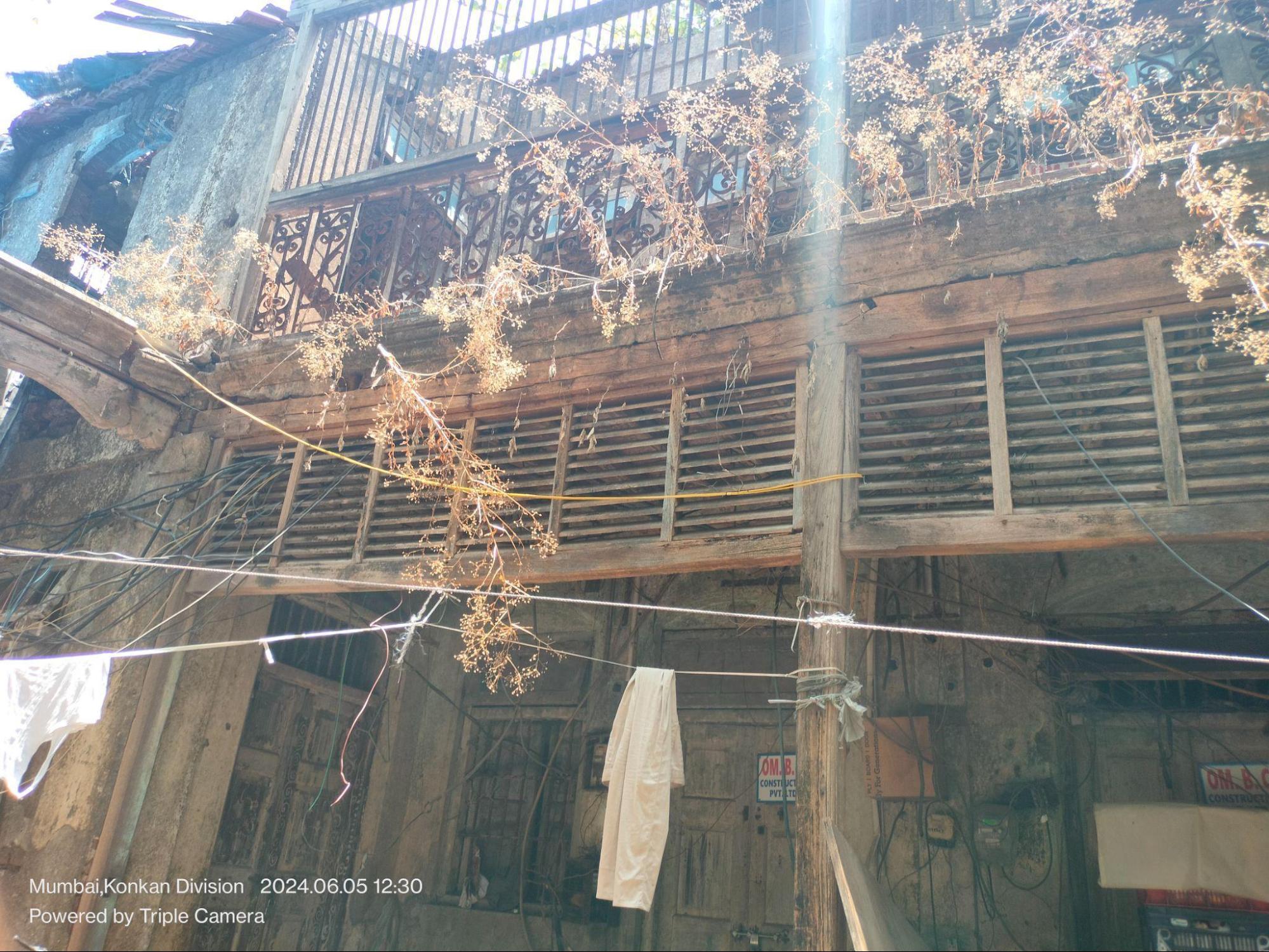 Closeup of the Iron railings with wooden screening panels below. (Source: CKA Archives)