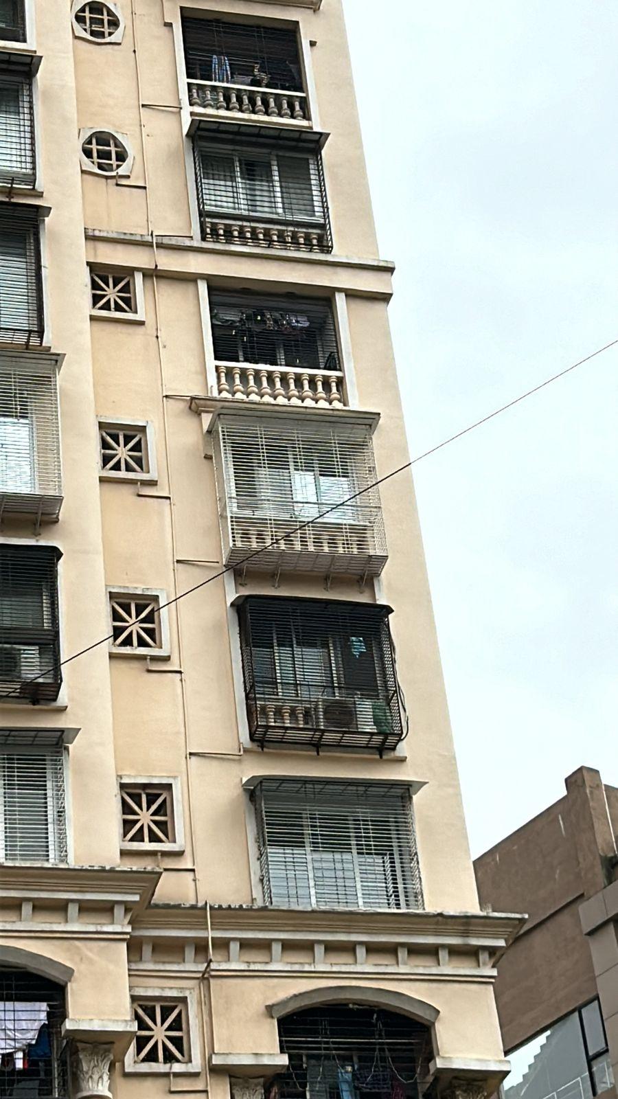 Geometric balustrades and decorative moldings introduce regularity and detail to the structure’s vertical elevation.(Source: CKA Archives)