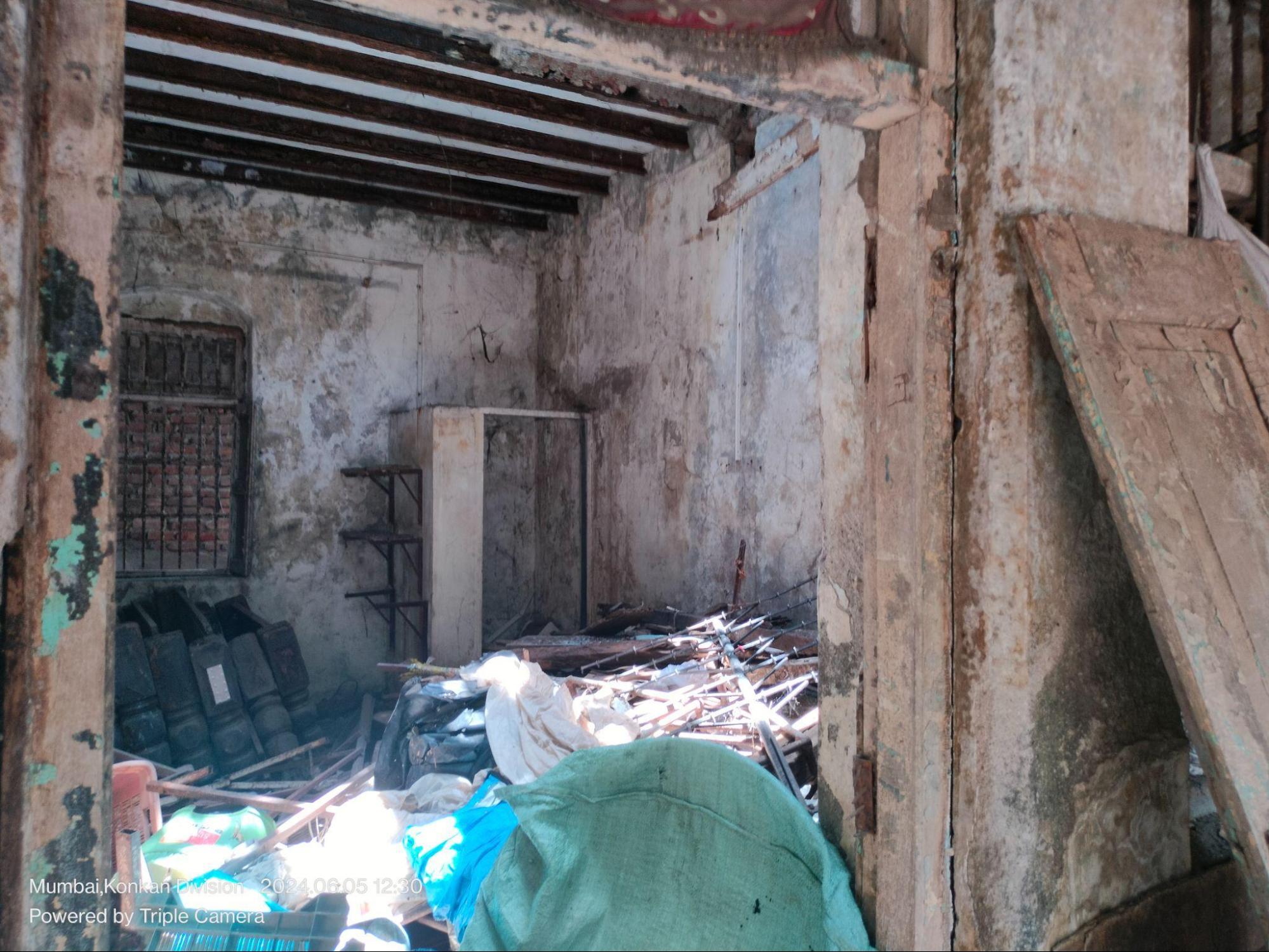 Interior corner of a quarter within the residence which possibly hints at its typology as a single dwelling unit. A masonry base structure can be seen within the room. Its purpose remains unknown, but it may have functioned as a base for storage or as a spatial division. It is the only structural element within the room apart from the enclosing walls.. (Source: CKA Archives)