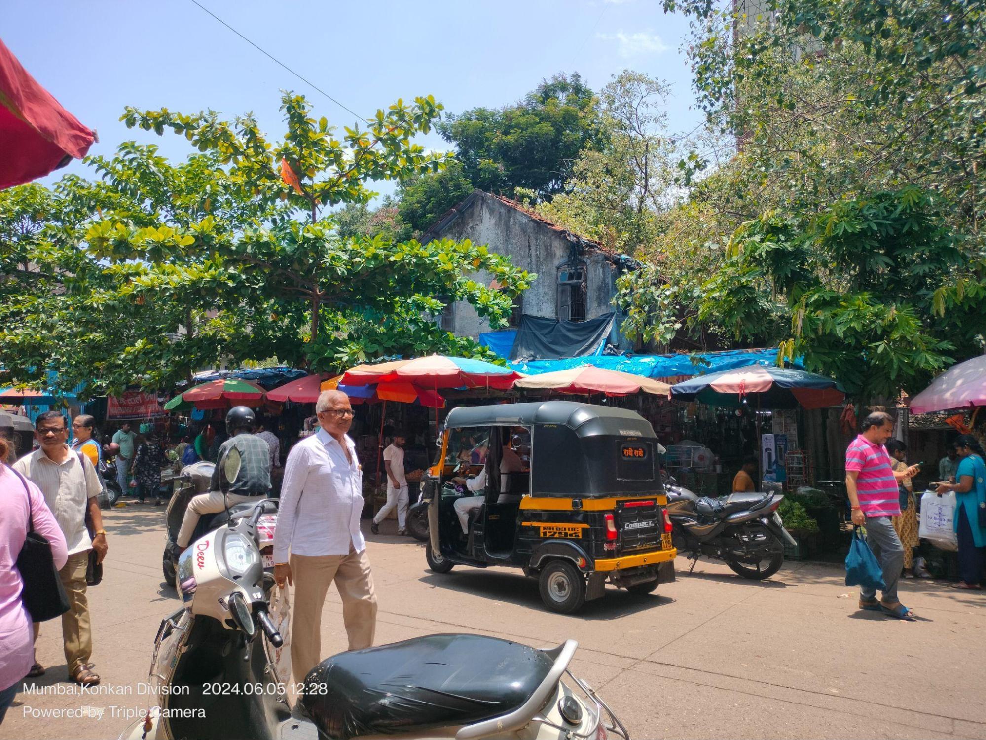 Street-facing view of the residence, partially hidden behind a market stall near Mulund Station (W), now awaiting redevelopment. (Source: CKA Archives)