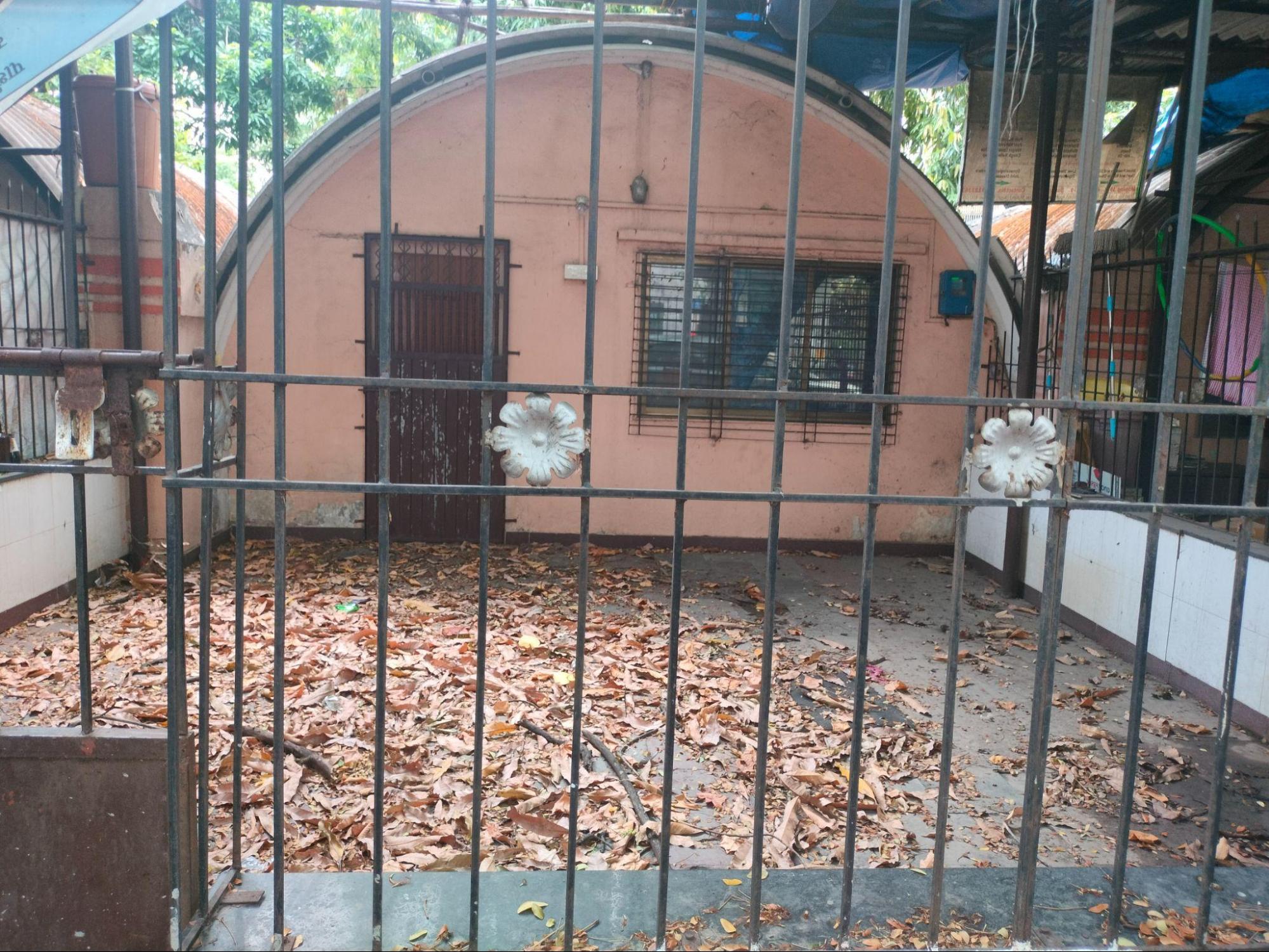 The middle house has been raised, possibly during renovation, aligning it directly with the street level. (Source: CKA Archives)